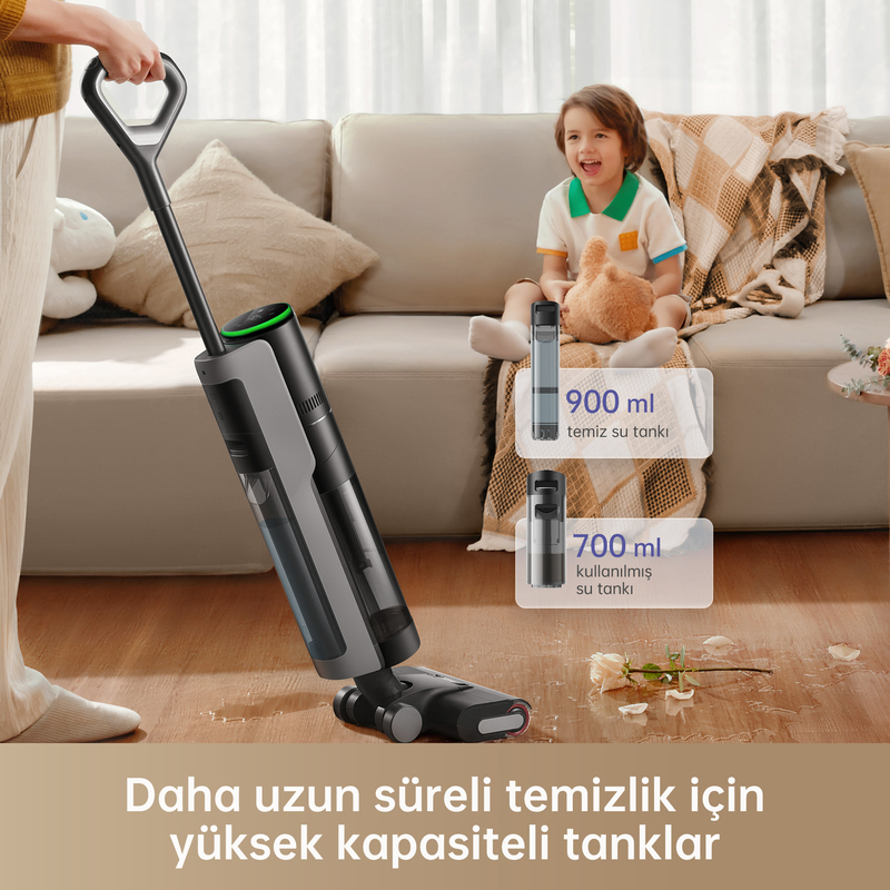 Vakumlu temizleyici kullanan kadın, çocuk izliyor, tank etiketleri.