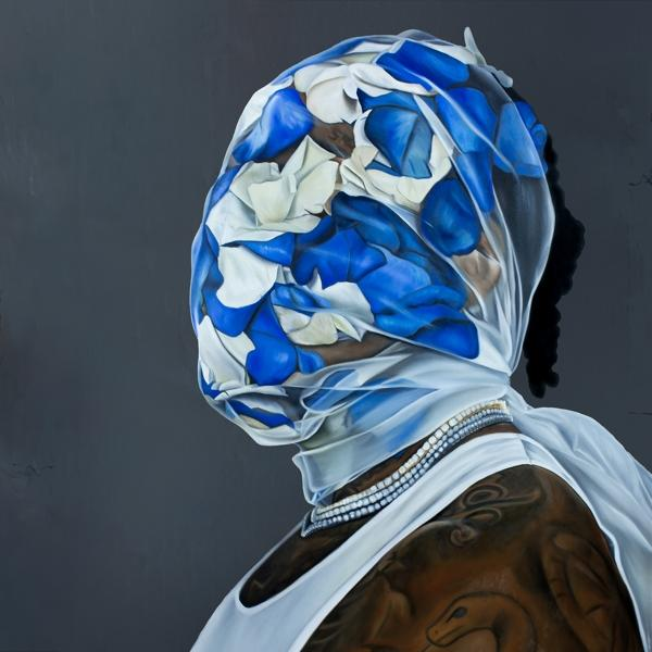 Porträt einer Person mit einem Schleier aus blauen und weißen Blumen vor grauem Hintergrund.