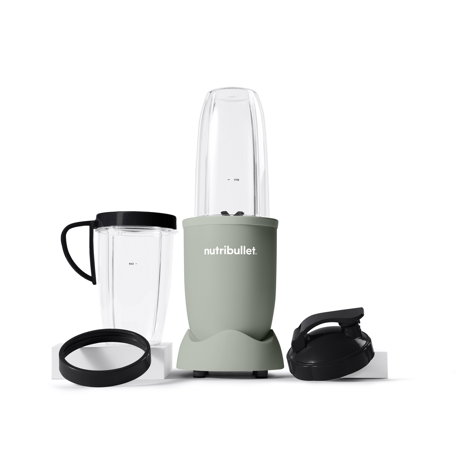 Licuadora Nutribullet con múltiples piezas.