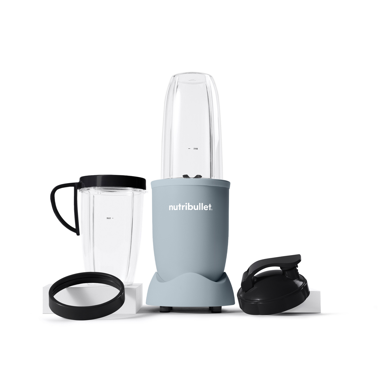 Juego de licuadora Nutribullet con base, taza, taza con asa y anillo y tapa negros.