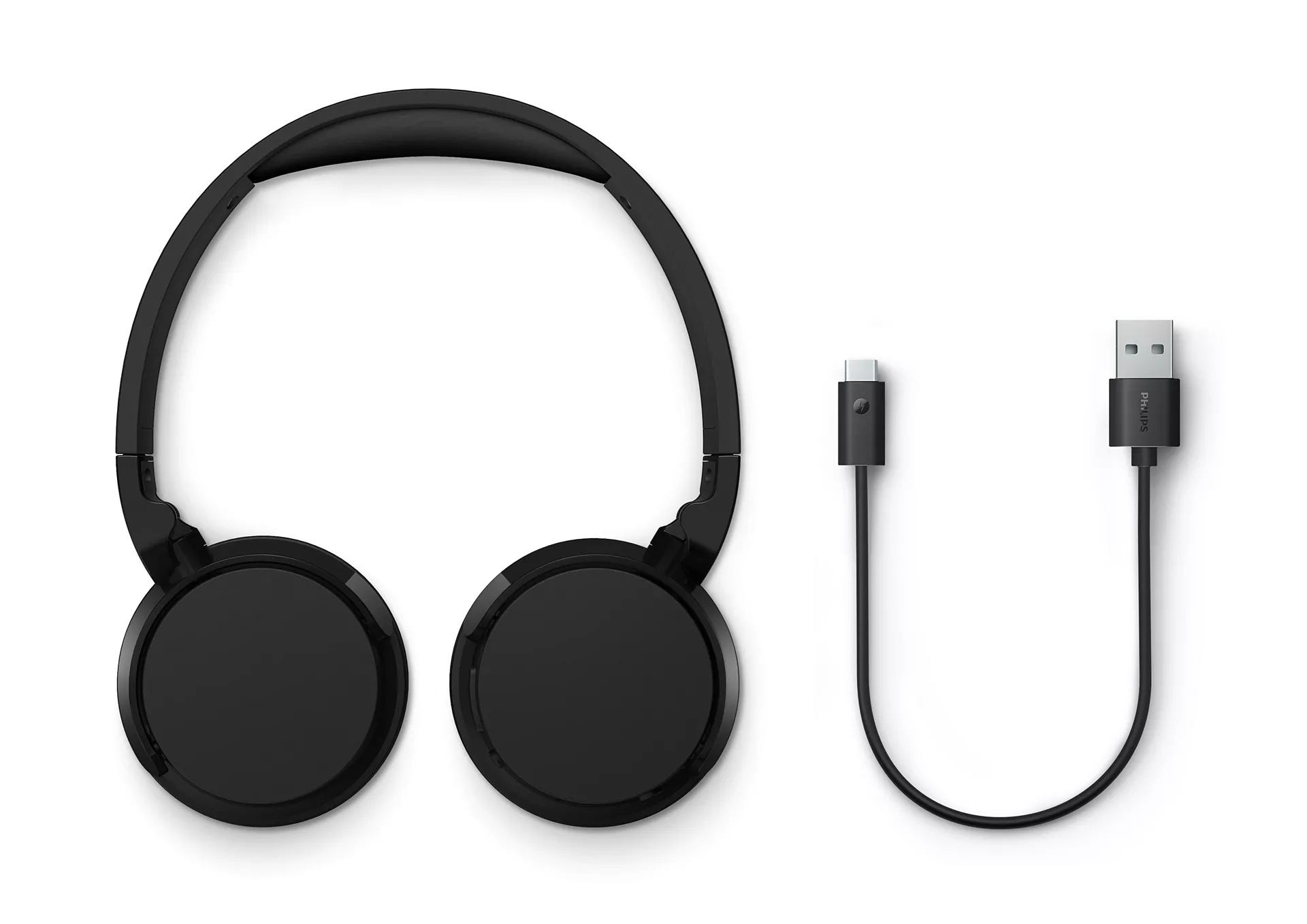 Siyah kulaklıklar ve siyah konektörlü bir USB-C kablosu ve bir USB-A konektörü.