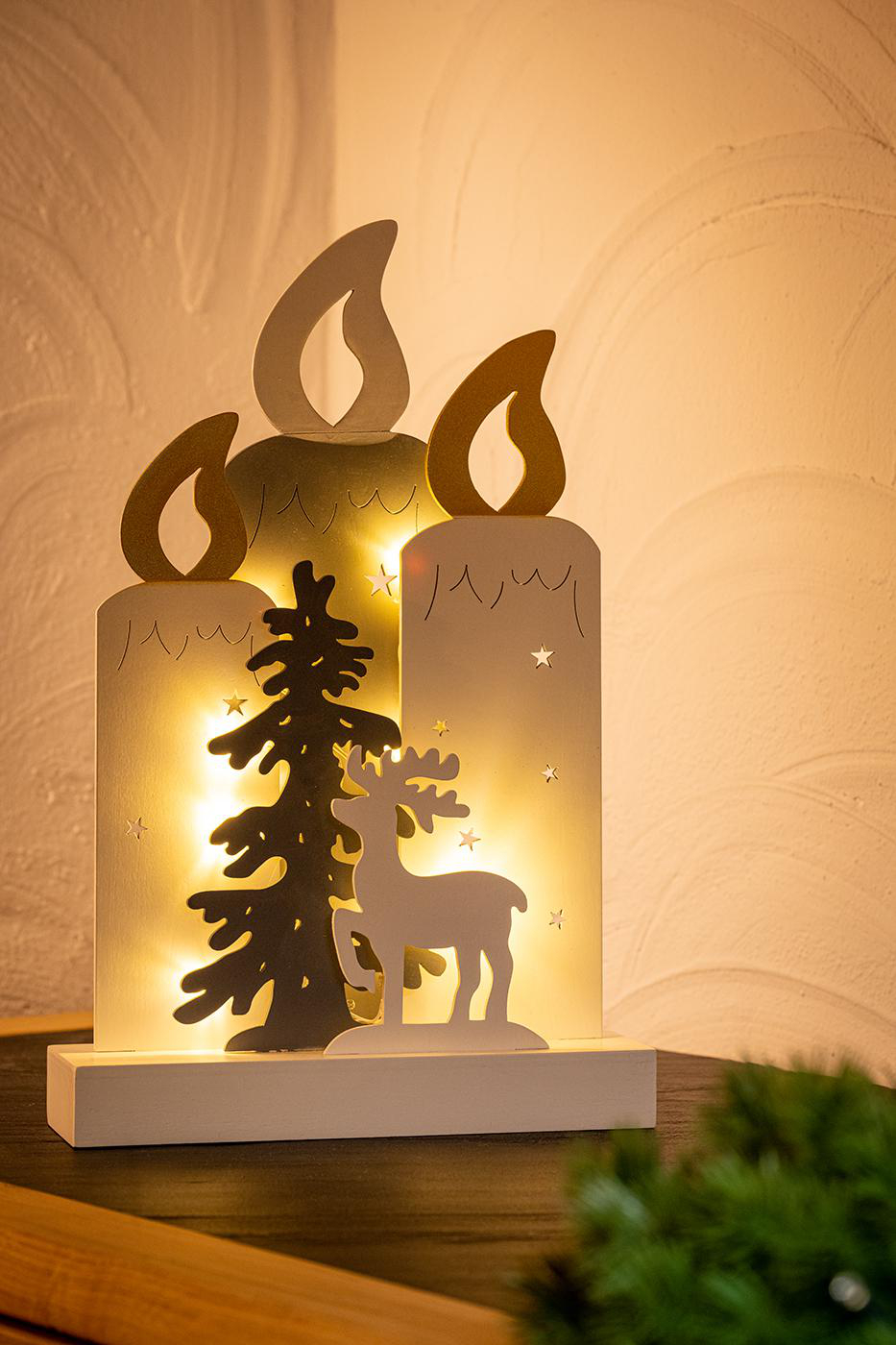 Weihnachtsdekoration aus Holz mit beleuchteten Kerzen, Baum und Rentier. Warmes Licht, Weiß und Gold.