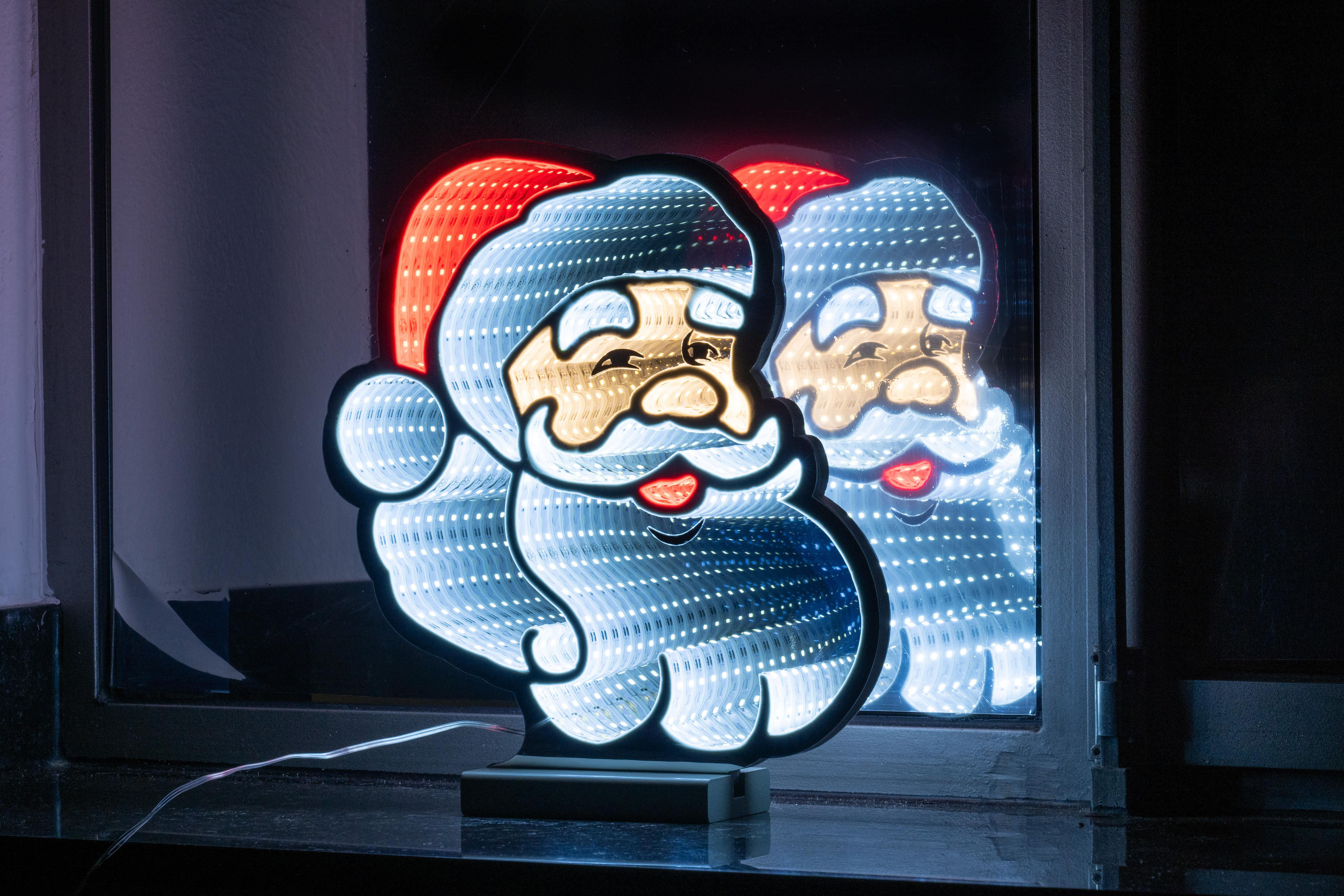Eine Weihnachtsdekoration mit einer Weihnachtsmannfigur mit Unendlichkeitsspiegeleffekt.