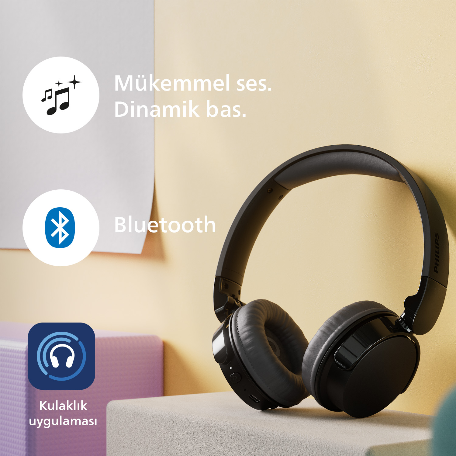 Siyah kulaklıklar stand üzerinde, müzik, Bluetooth ve uygulama simgeleriyle.