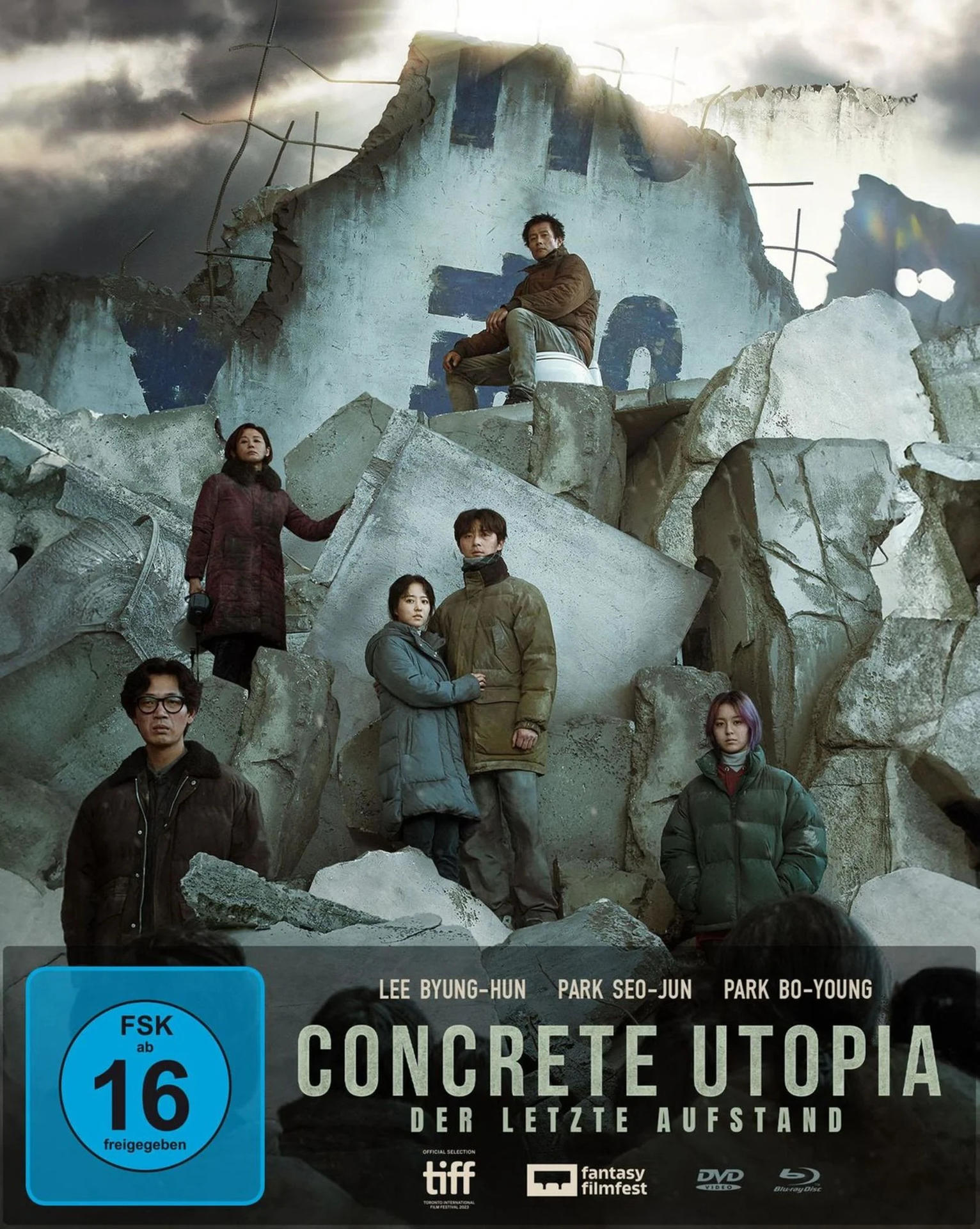 Filmplakat mit Personen auf einem zerstörten Gebäude, Titel 'Concrete Utopia' und Logo.