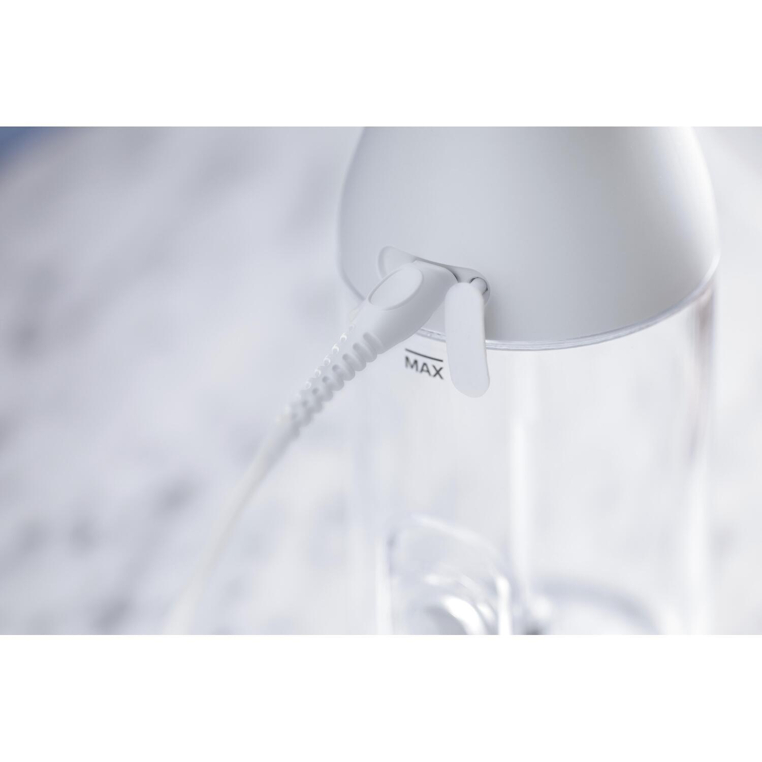 Gros plan sur une bouilloire blanche, montrant un cordon d'alimentation blanc et une ligne de remplissage maximale.
