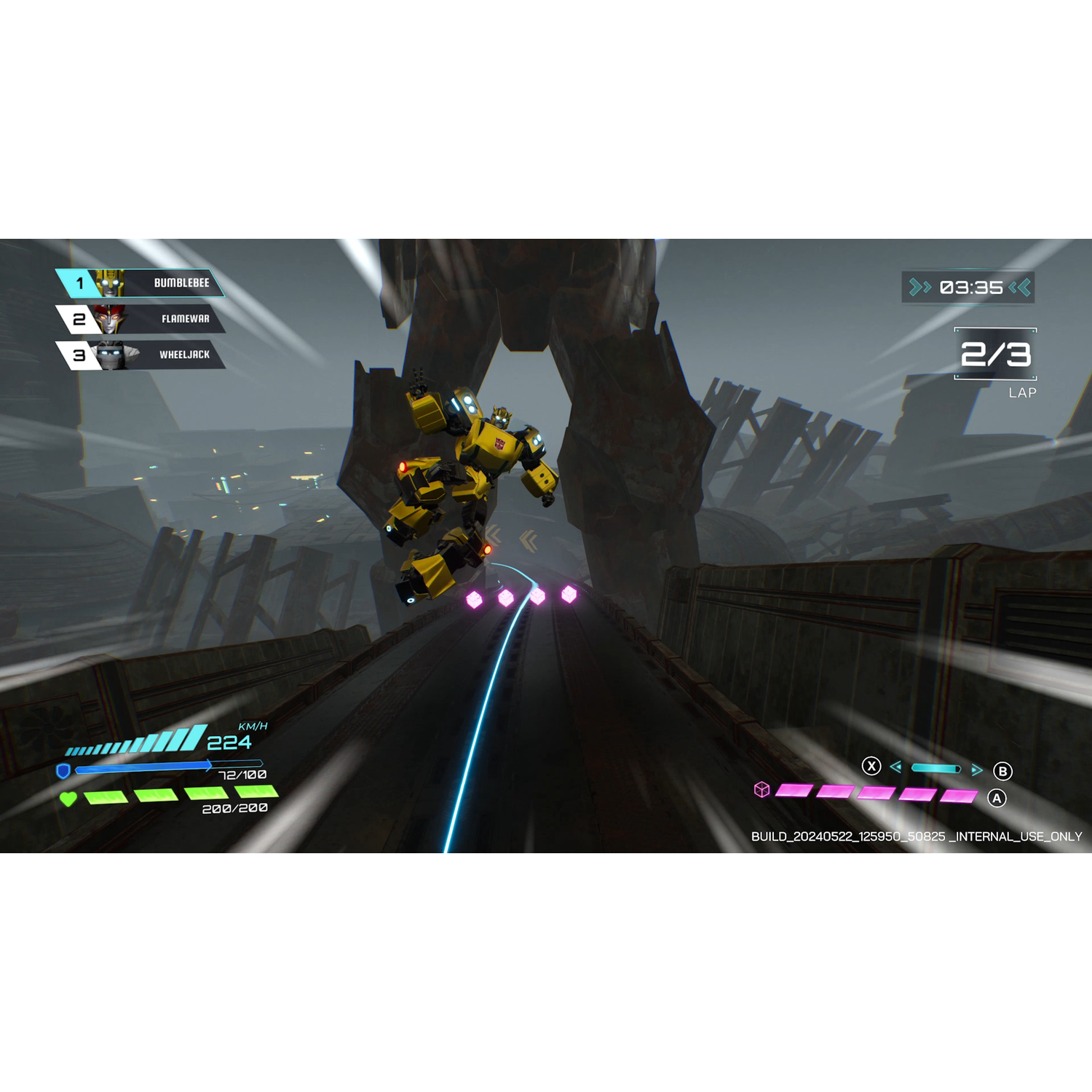 Een videogame-scène met een gele robot die op een brug racet. Blauwe en grijze achtergrond.