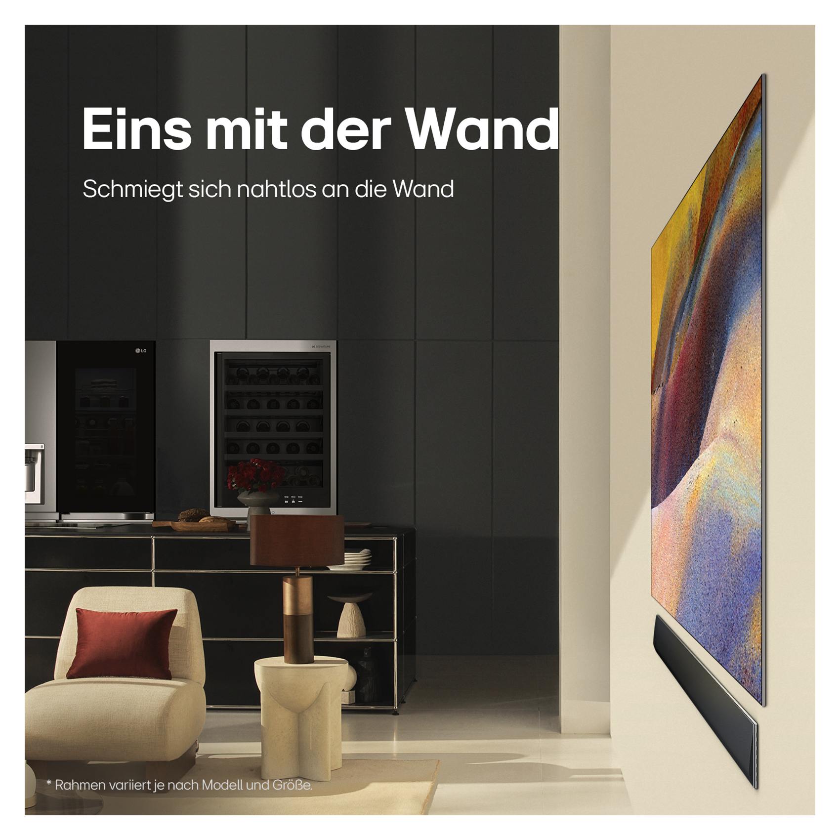 Ein Fernseher an der Wand, nah an der Wand, und eine Soundbar.