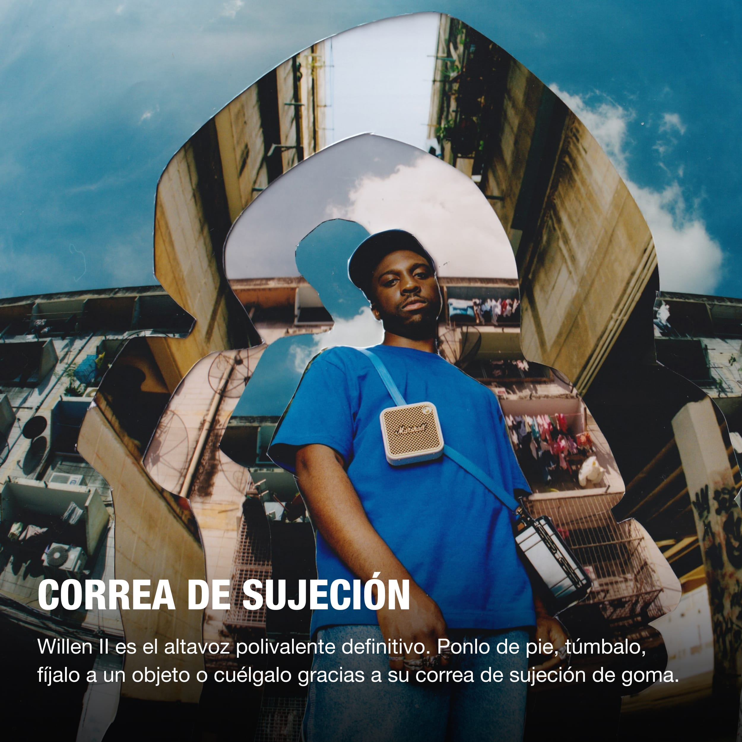 Hombre en camisa azul con altavoz pequeño, texto sobre altavoz versátil y fondo de edificios.