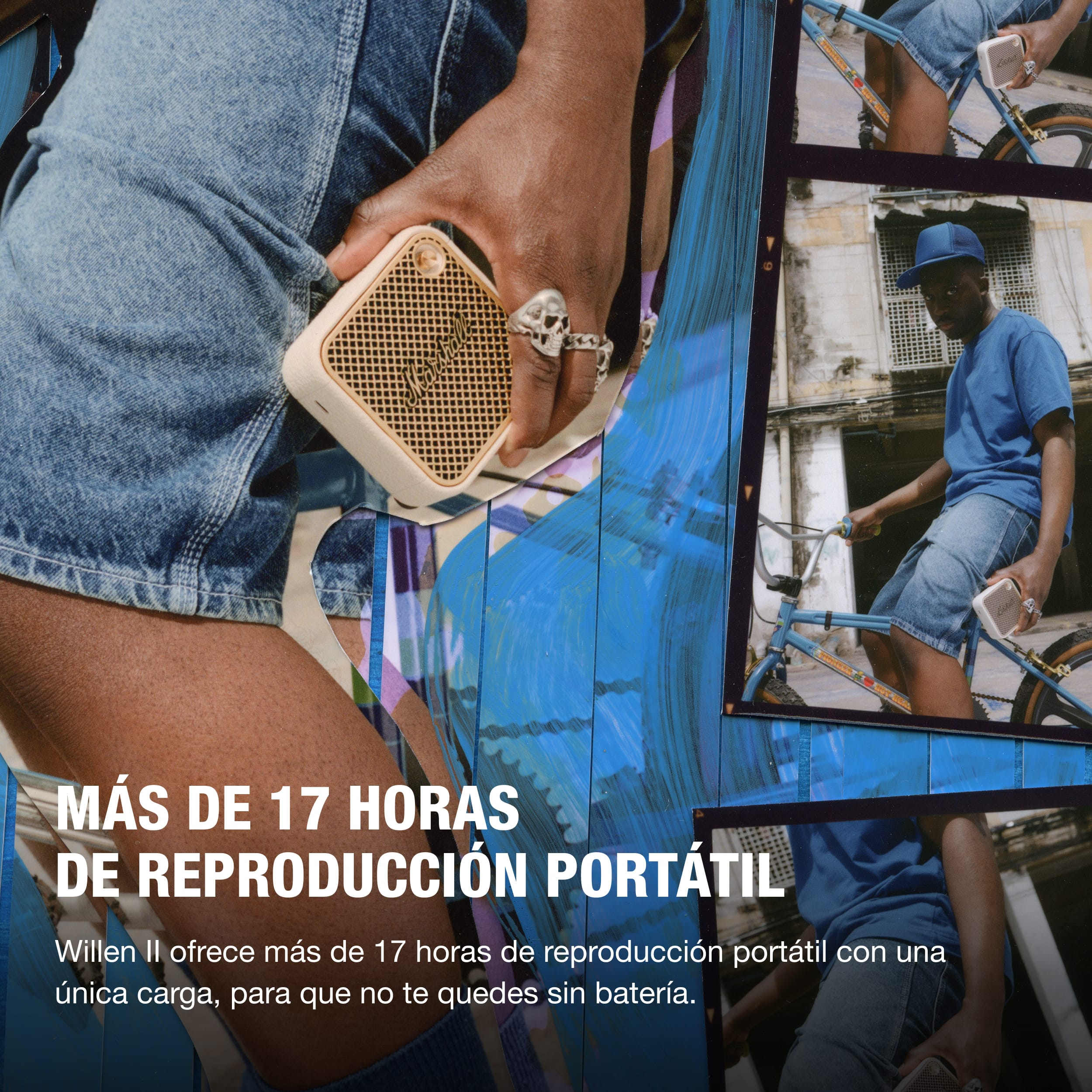 Un hombre sosteniendo un pequeño altavoz crema, con pantalones cortos vaqueros azules y fondo azul.