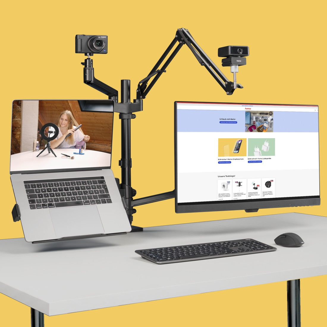 Configuration d'ordinateur portable et moniteur sur un bureau blanc, fond jaune.