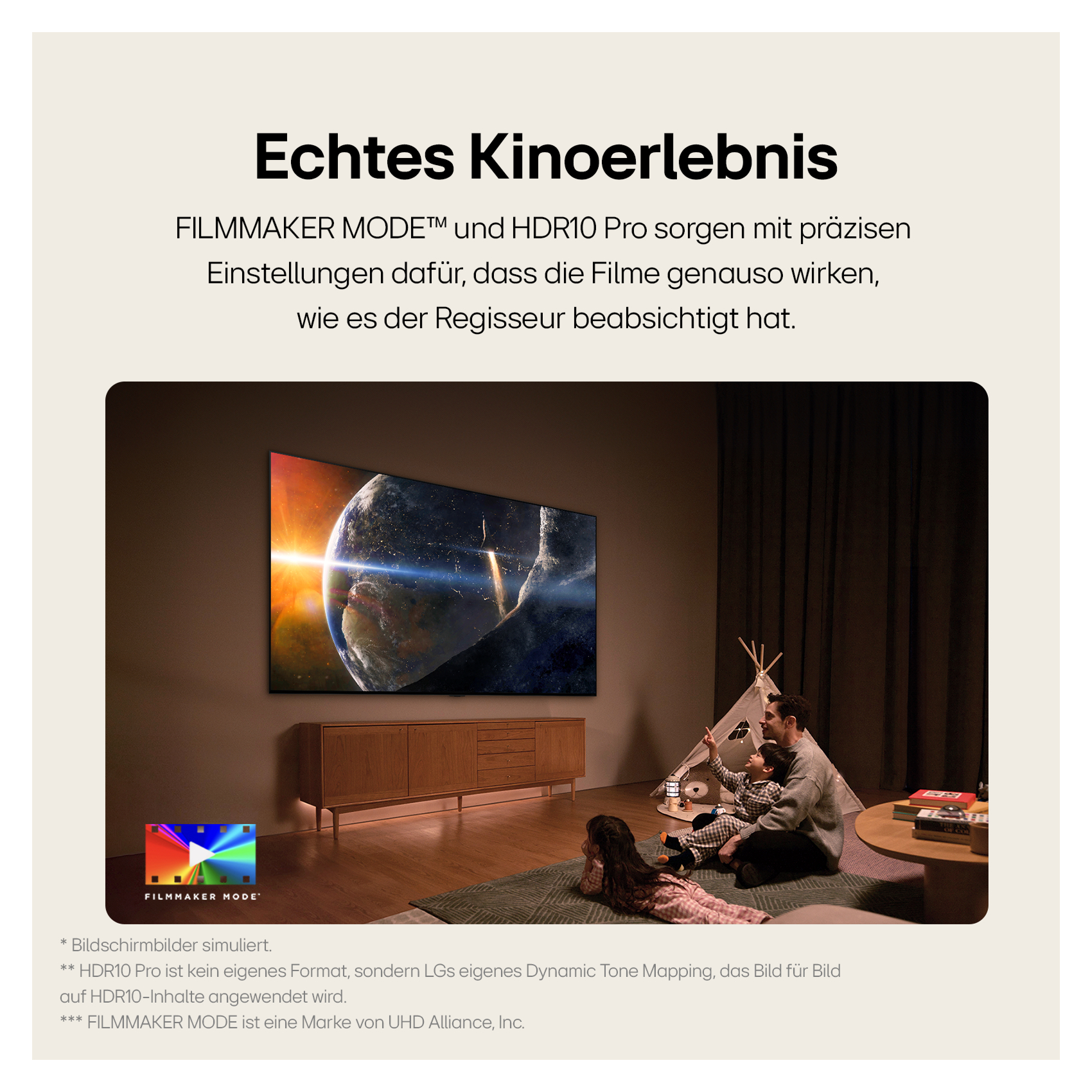 Familie sieht fern, großer Bildschirm und Text an einer Wand.