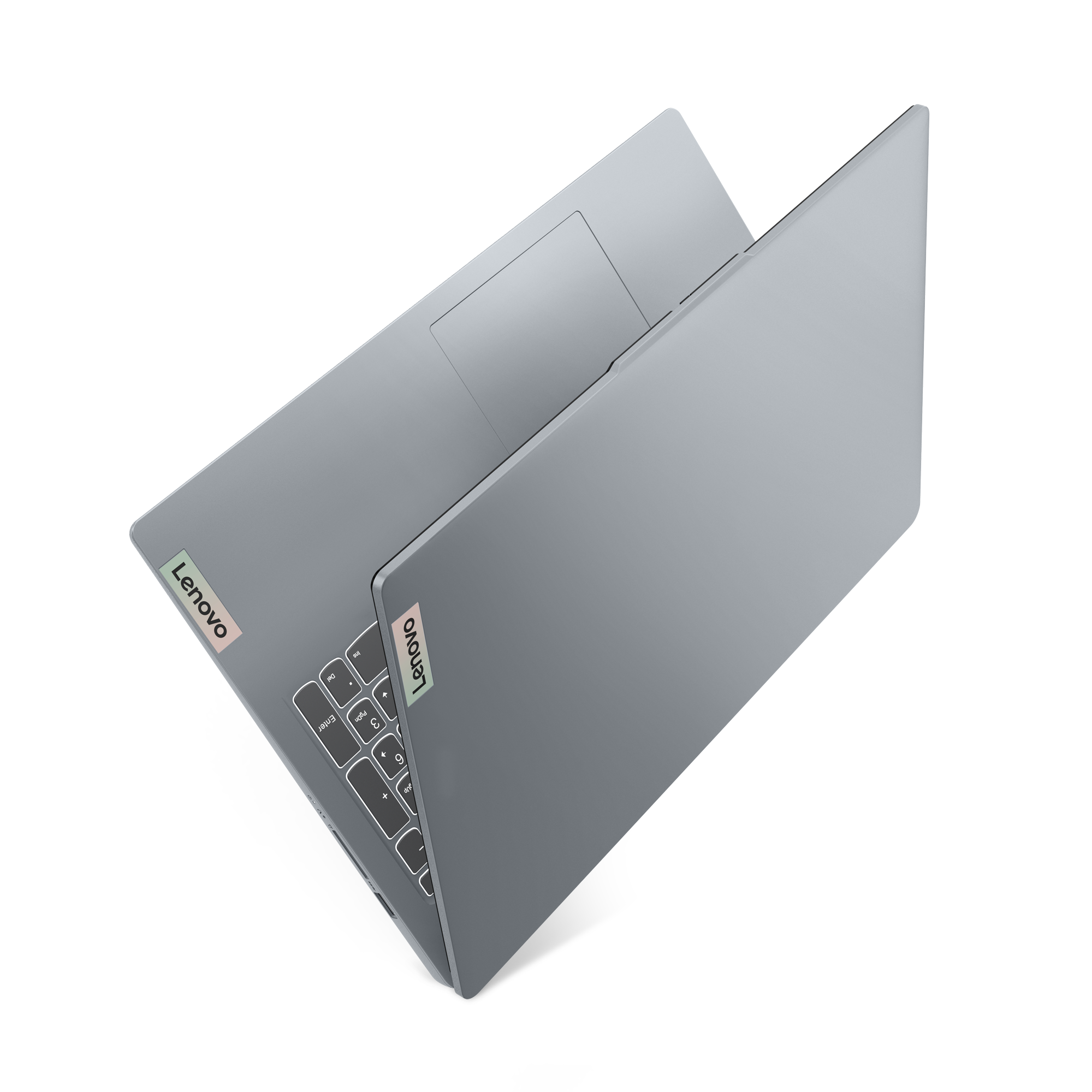 Ein grauer Lenovo-Laptop, Draufsicht, teilweise geöffnet, mit dem Lenovo-Logo sichtbar, auf dunklem Hintergrund.
