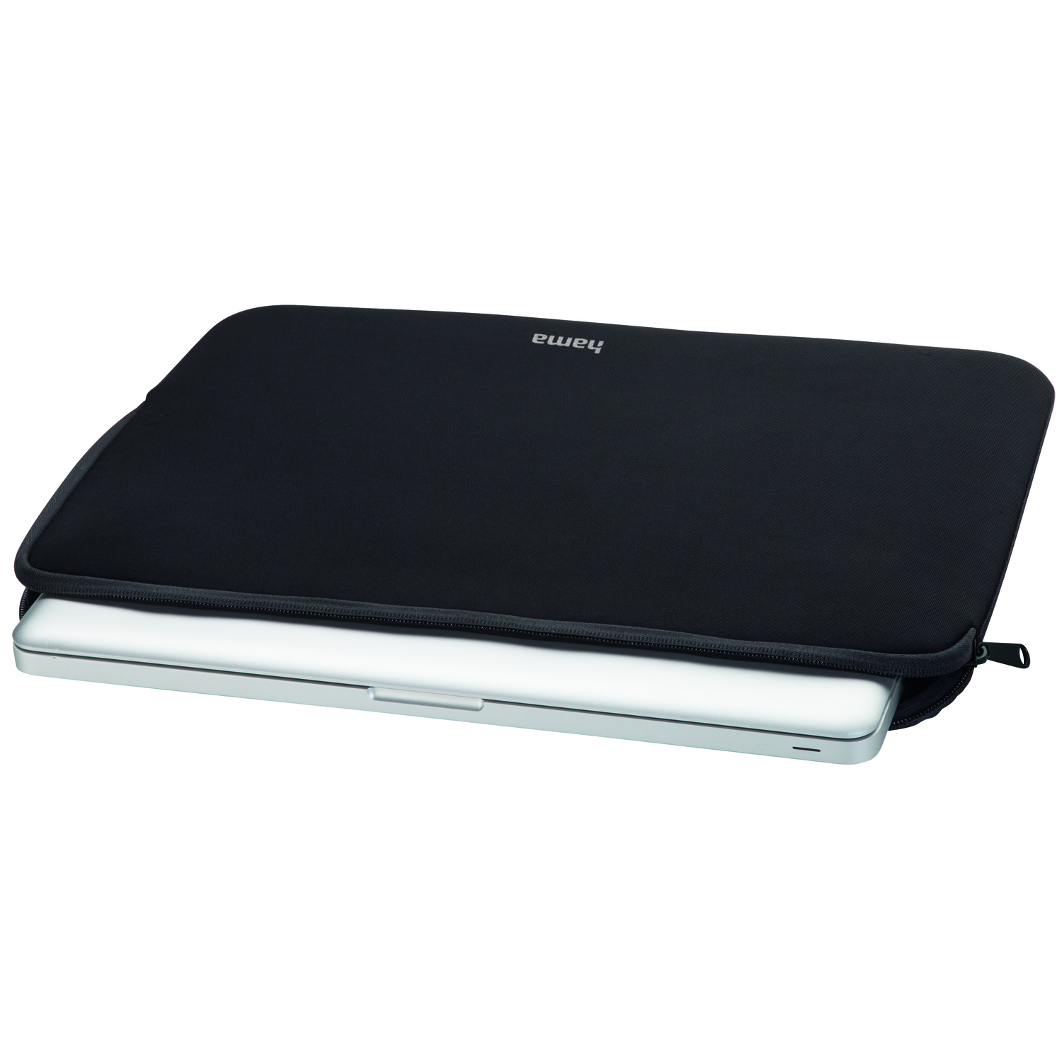 Zwarte laptoptas met rits. Hama logo zichtbaar. Zilveren laptop gedeeltelijk zichtbaar.