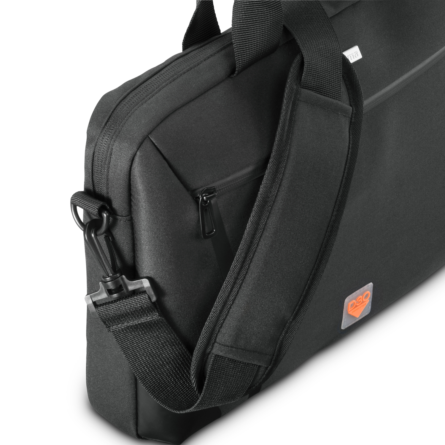 Een zwarte laptoptas met een schouderriem en een oranje logo.