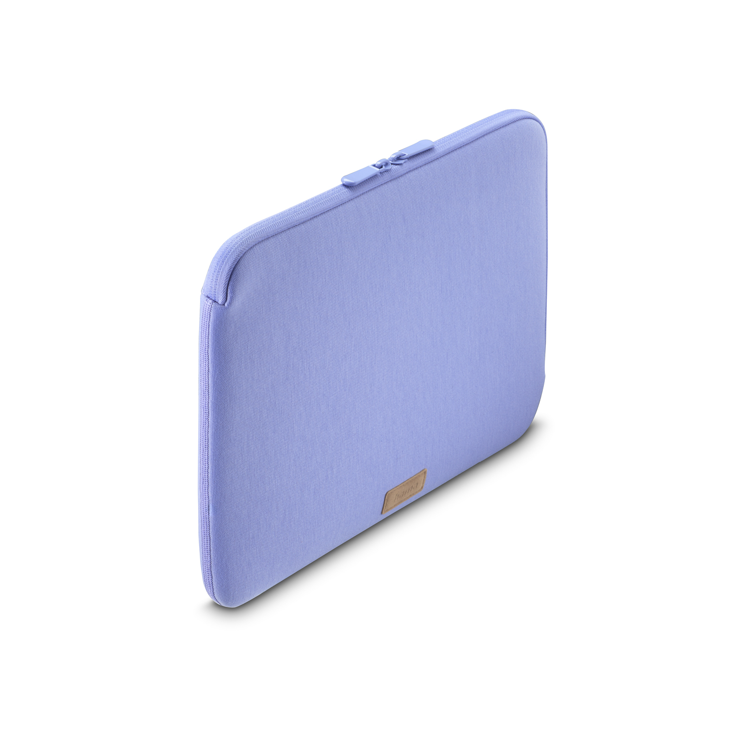 Une housse pour ordinateur portable bleu clair avec une fermeture éclair et une petite étiquette marron.