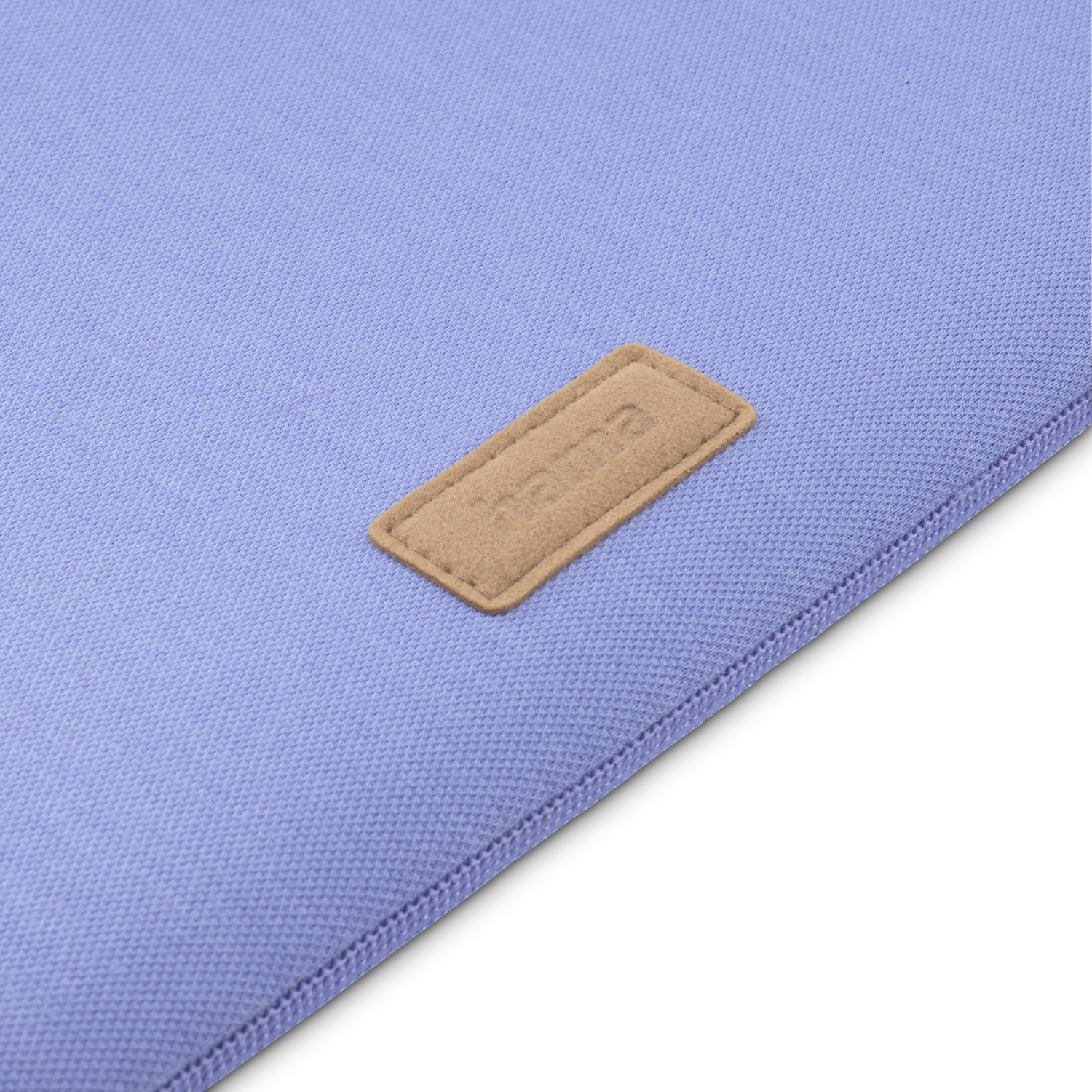 Une housse pour ordinateur portable violet clair avec une étiquette 'hama' marron.