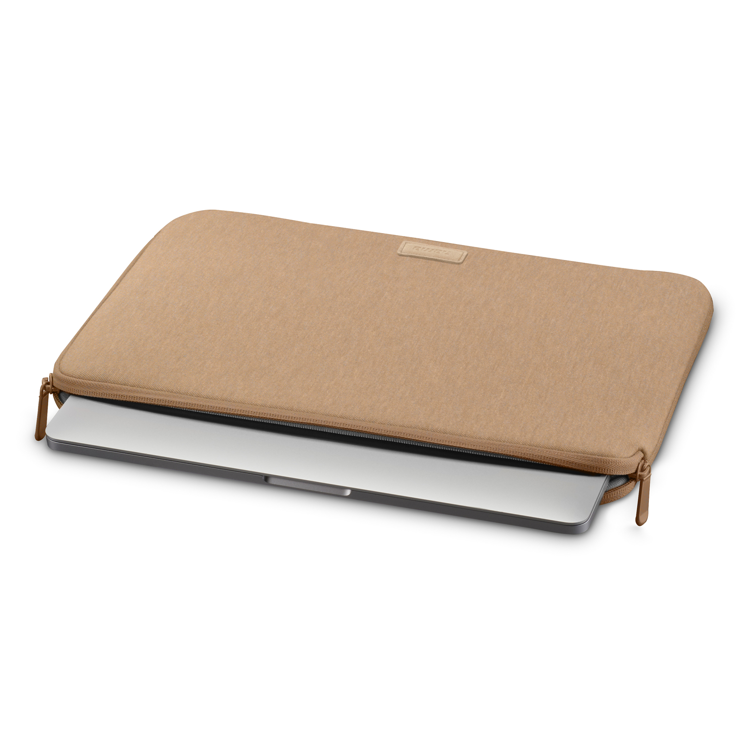 Een laptop in een beige hoes met een rits.