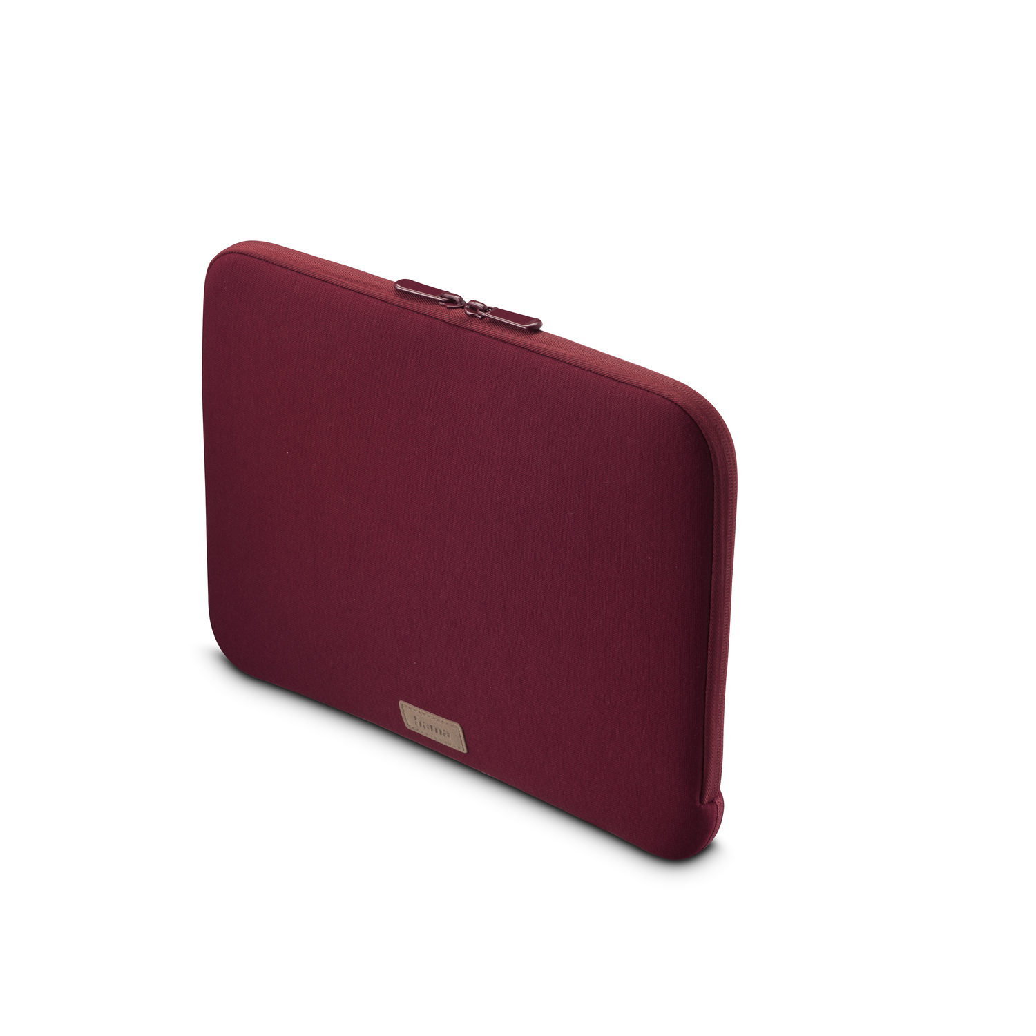 Housse d'ordinateur portable bordeaux avec fermeture éclair et petite étiquette de marque sur fond blanc.