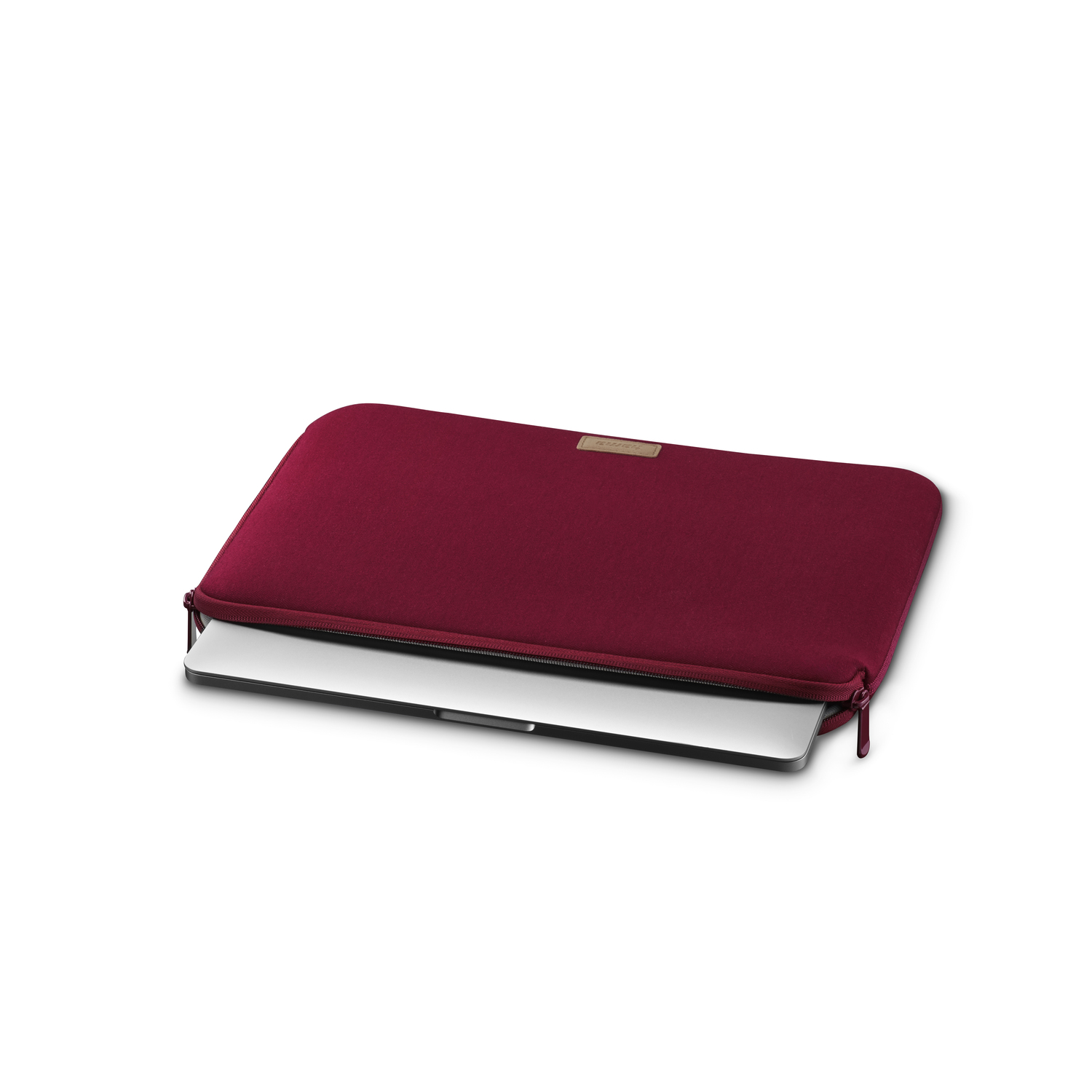 Une housse pour ordinateur portable rouge avec un ordinateur portable à l'intérieur, avec fermeture éclair ouverte.