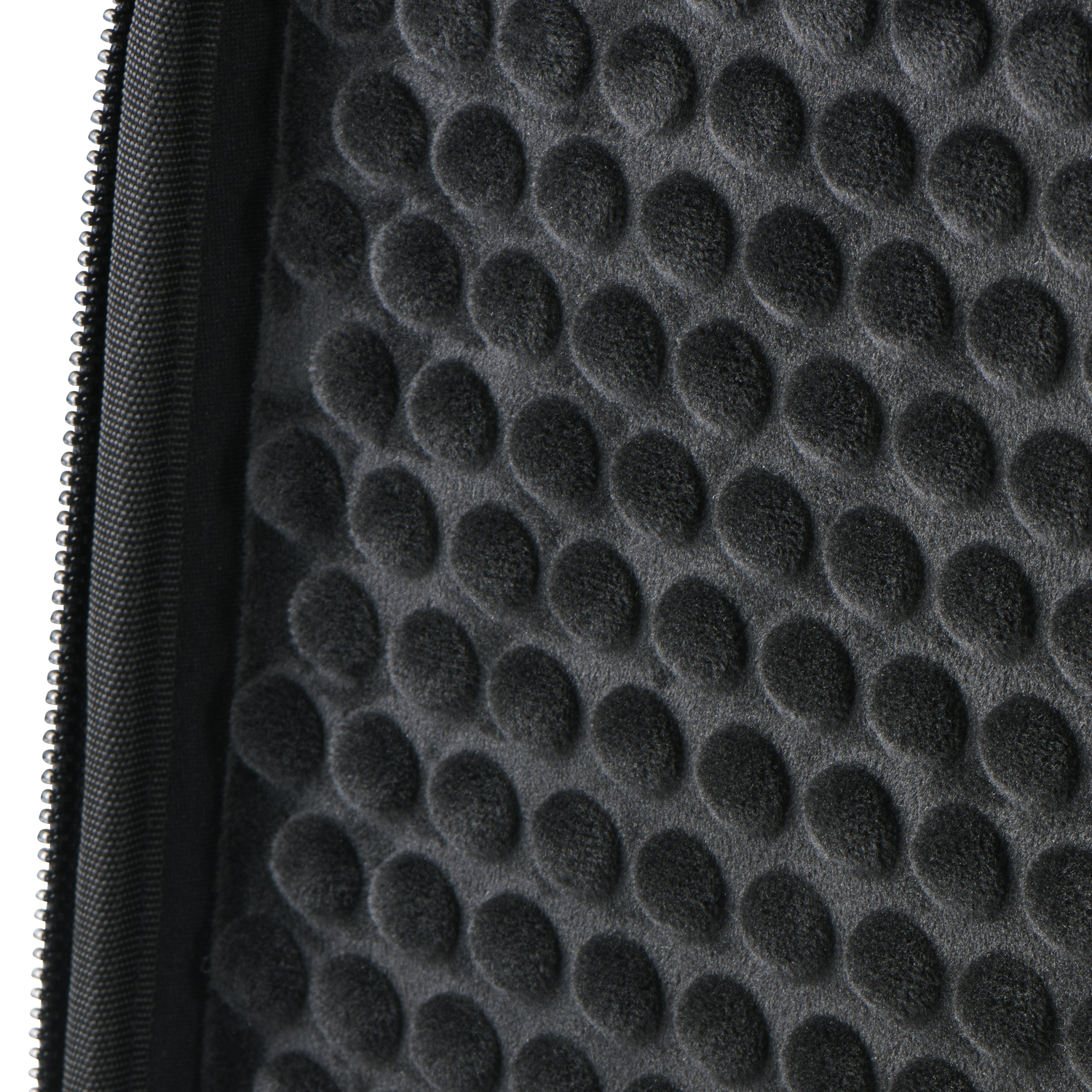 Close-up van de binnenkant van een zwarte laptophoes met een stippenpatroon.