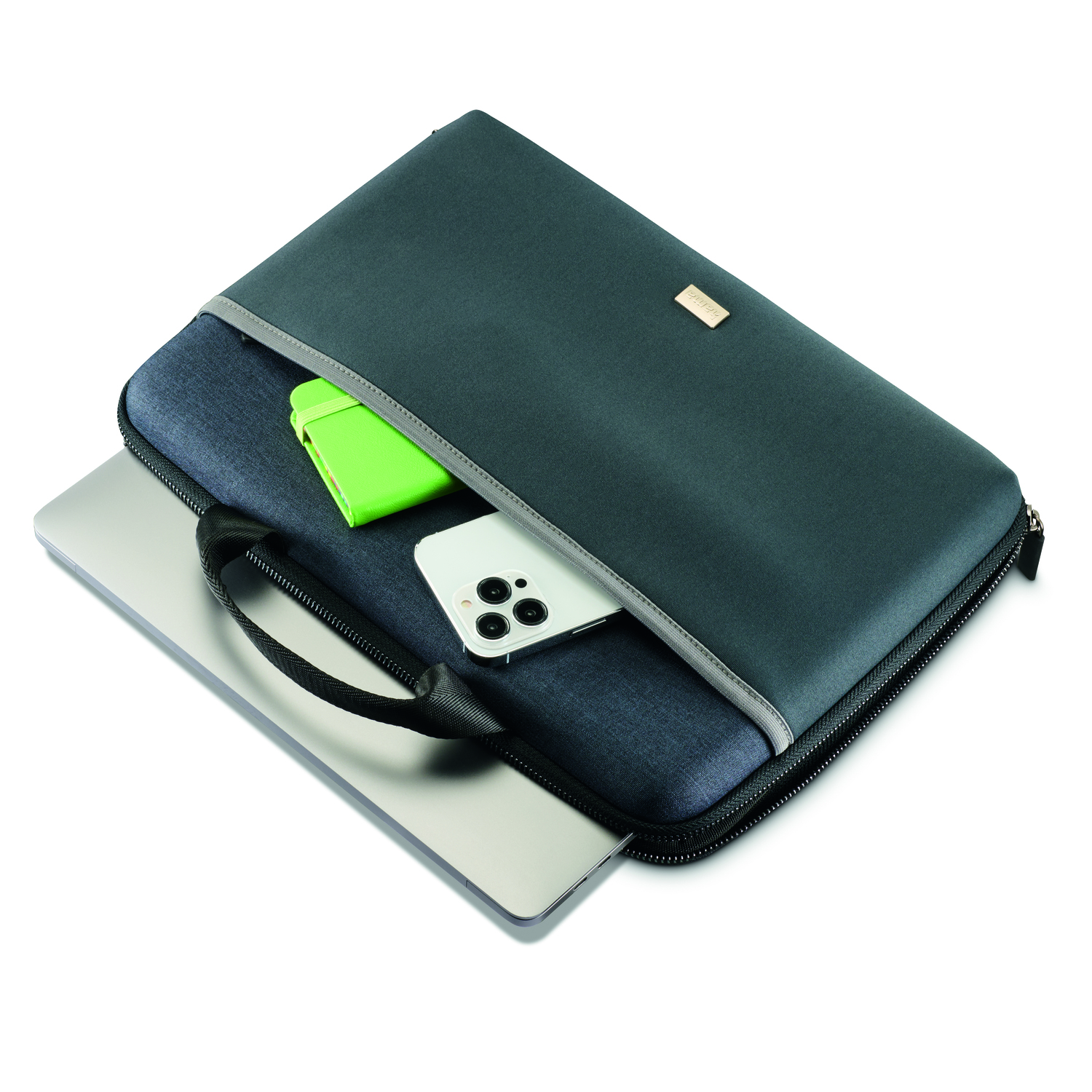 Un ordinateur portable, un téléphone et un étui vert à l'intérieur d'une housse grise pour ordinateur portable.