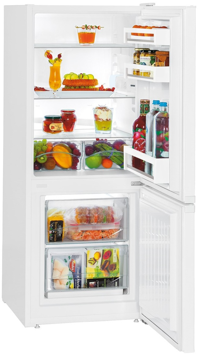 Lodówka jest otwarta, ukazując owoce, warzywa i napoje. Zamrażarka również jest otwarta.