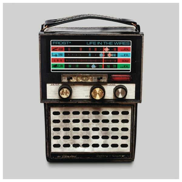 Vintage schwarzes und silbernes Radio mit Drehreglern und Abstimmungsreglern, Text: Life In The Wires.