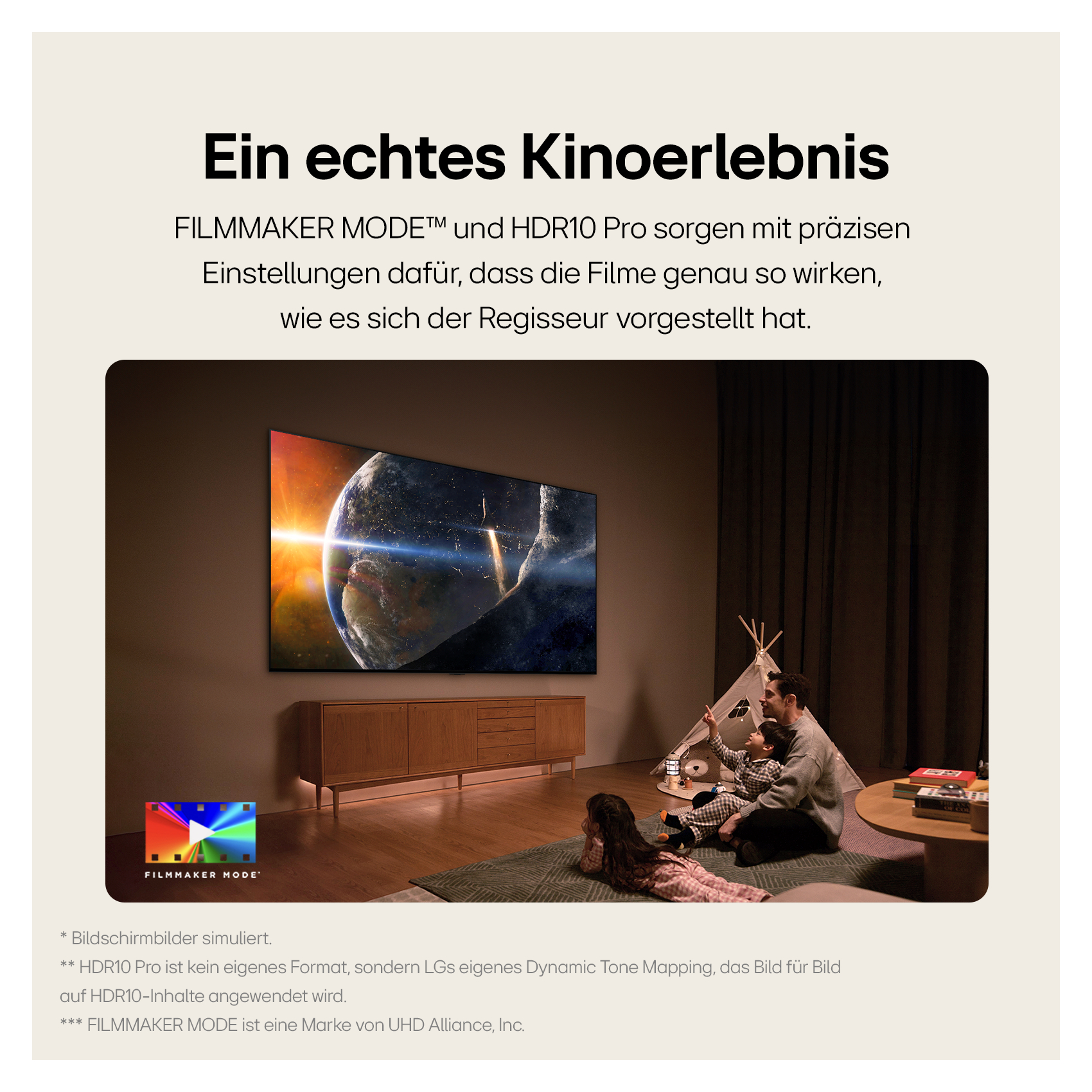 Familie schaut Film auf großem Bildschirm. Text über Kinoerlebnis und Filmemacher-Modus.
