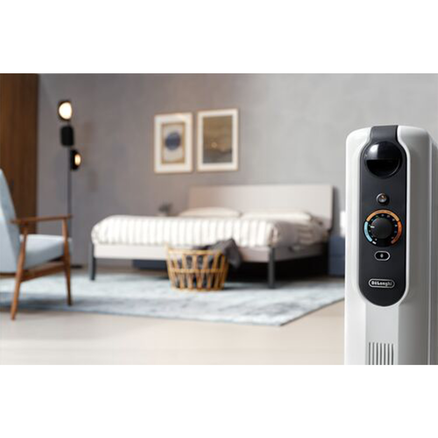 Un radiatore bianco e nero in una camera da letto con letto e quadri.
