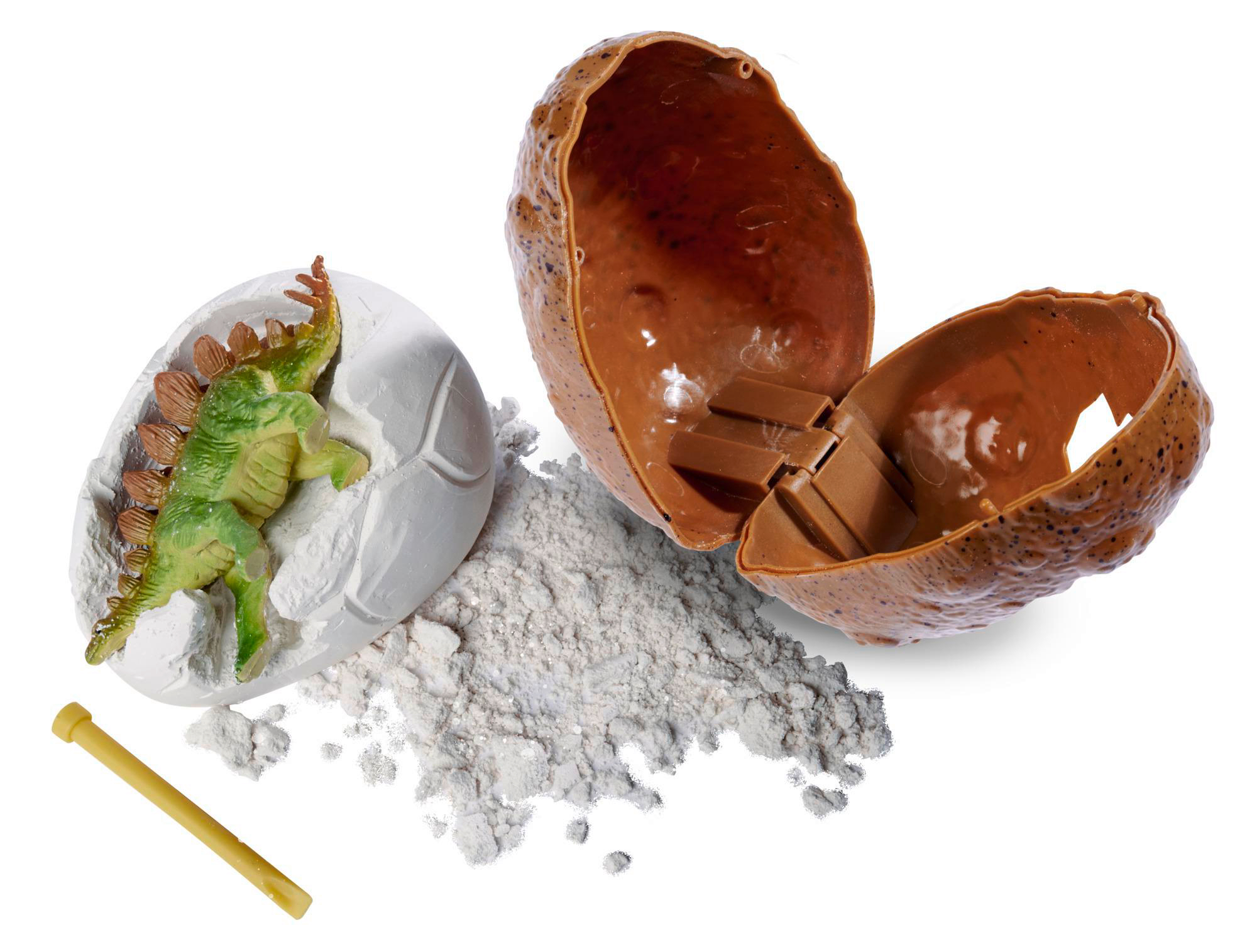Ein Spielzeug-Dinosaurier schlüpft aus einem braunen Ei. Es gibt Sand, einen Pickel und Schalenstücke.