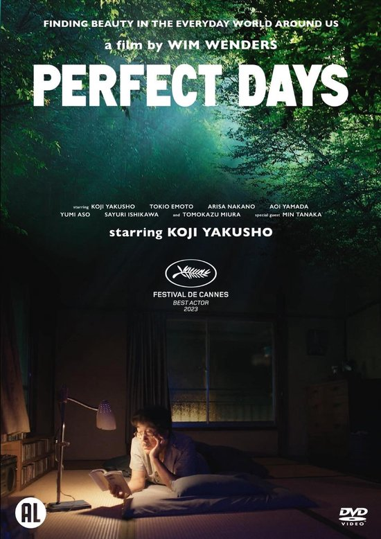 Affiche du film 'Perfect Days'. Une personne lit dans une pièce éclairée par une lampe. Forêt en arrière-plan.