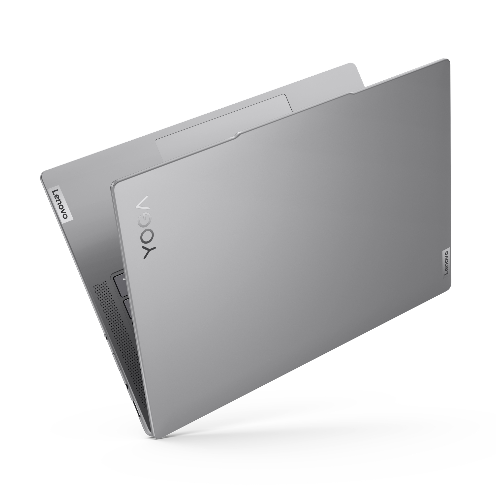 Ein silberner Laptop, der in einem Winkel geöffnet ist und Tastatur und Bildschirm zeigt.