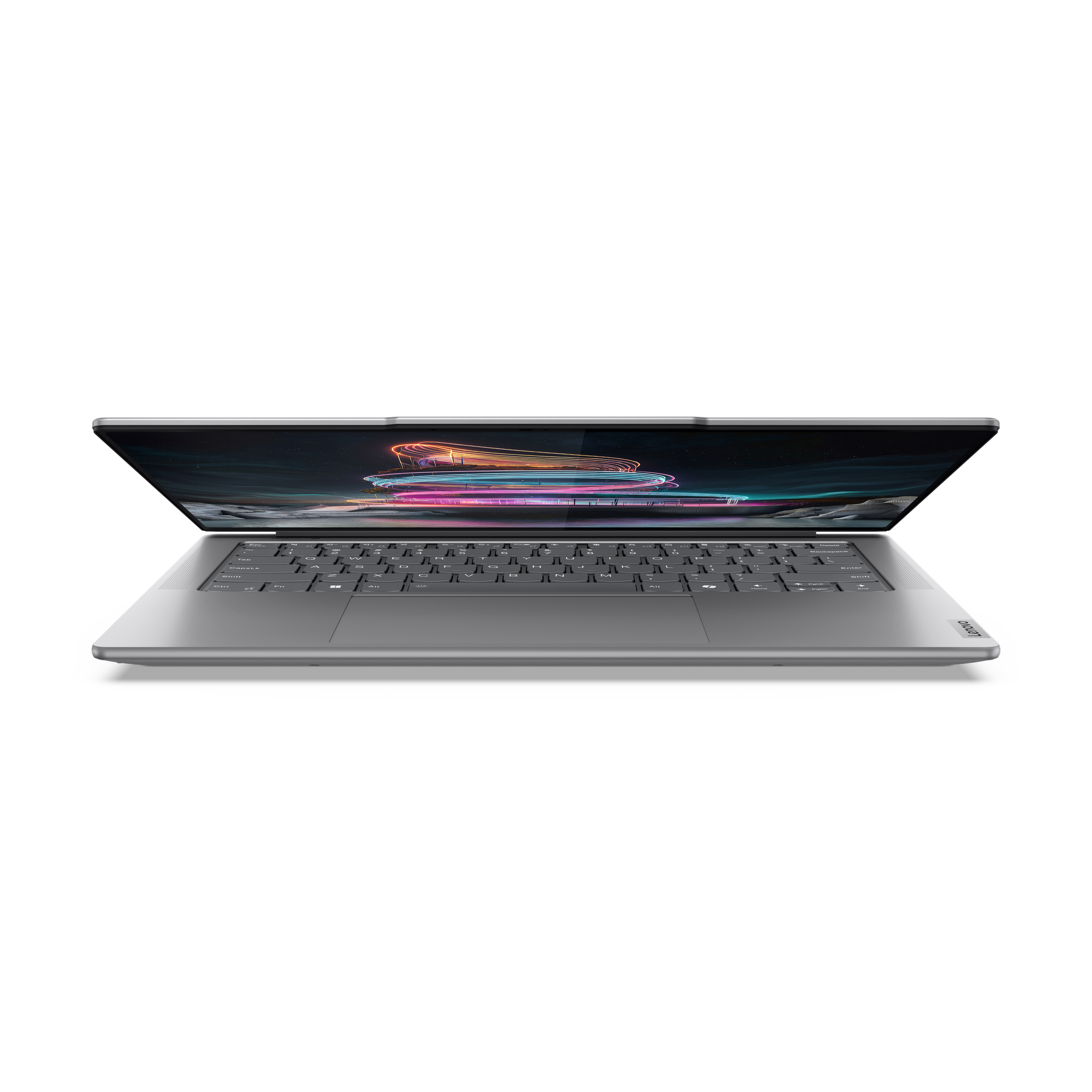 Silberner Laptop, geöffnet, mit farbenfroher Anzeige, isoliert auf weißem Hintergrund.