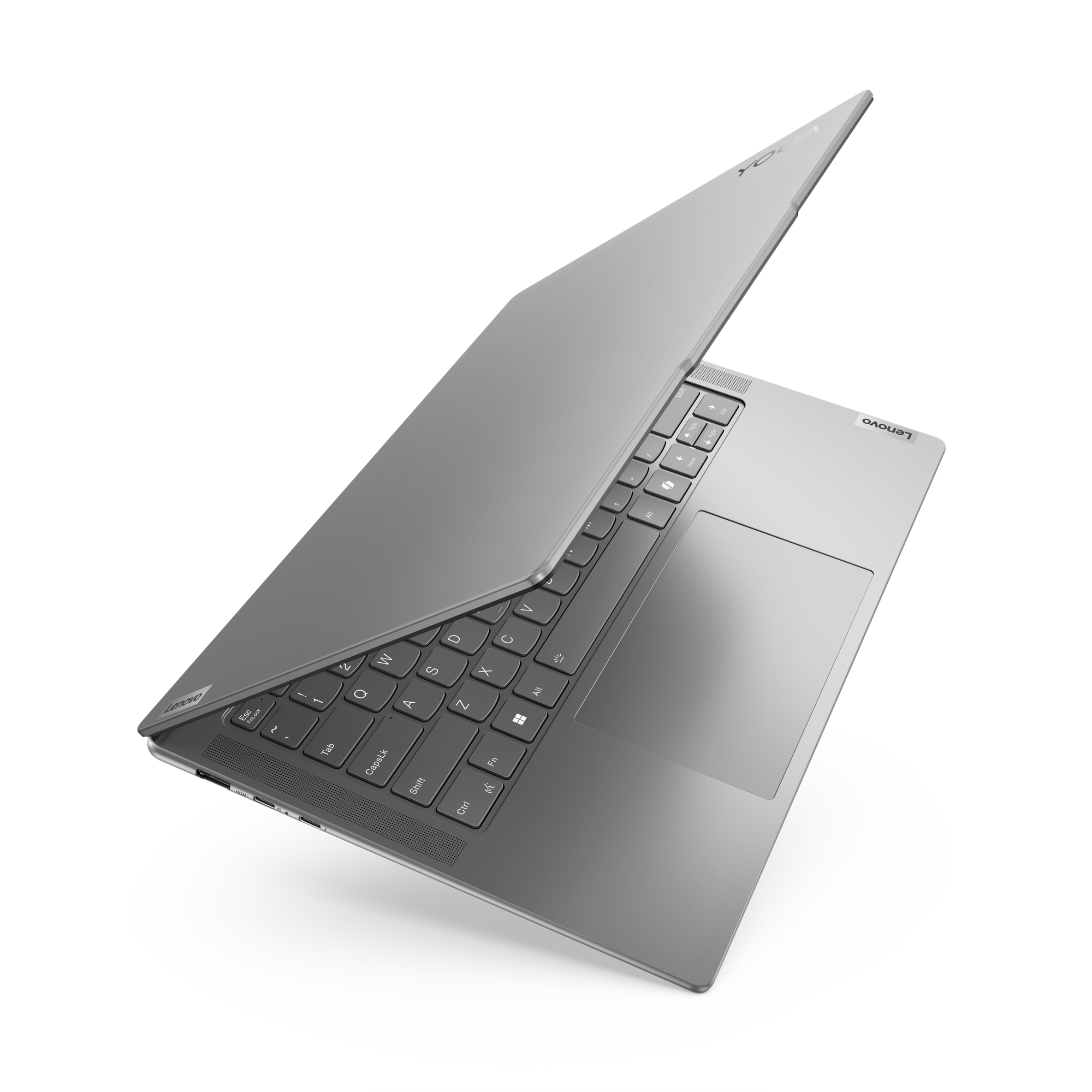 Ein silberner Laptop mit geöffnetem Bildschirm, schräg positioniert, auf einer weißen Oberfläche.