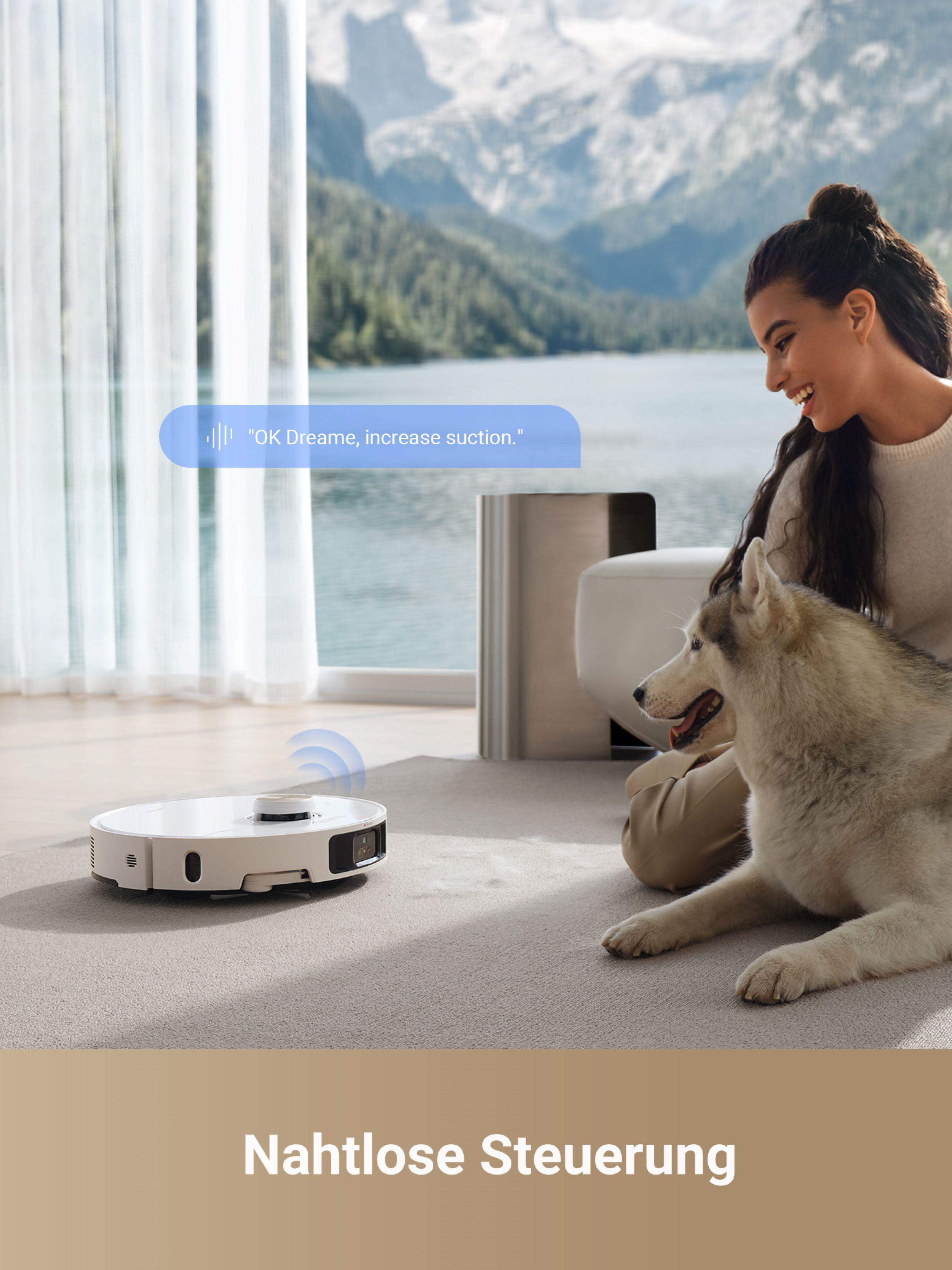 Eine Frau und ein Hund interagieren mit einem Roboter-Staubsauger per Sprachsteuerung.