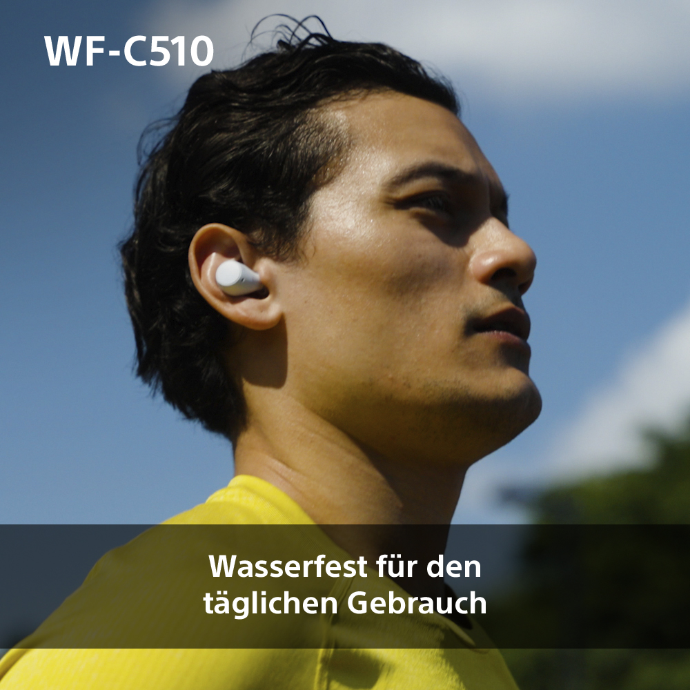 Mann mit weißen Ohrhörern, lächelnd. Text: Wasserdicht für den täglichen Gebrauch. Himmelshintergrund.