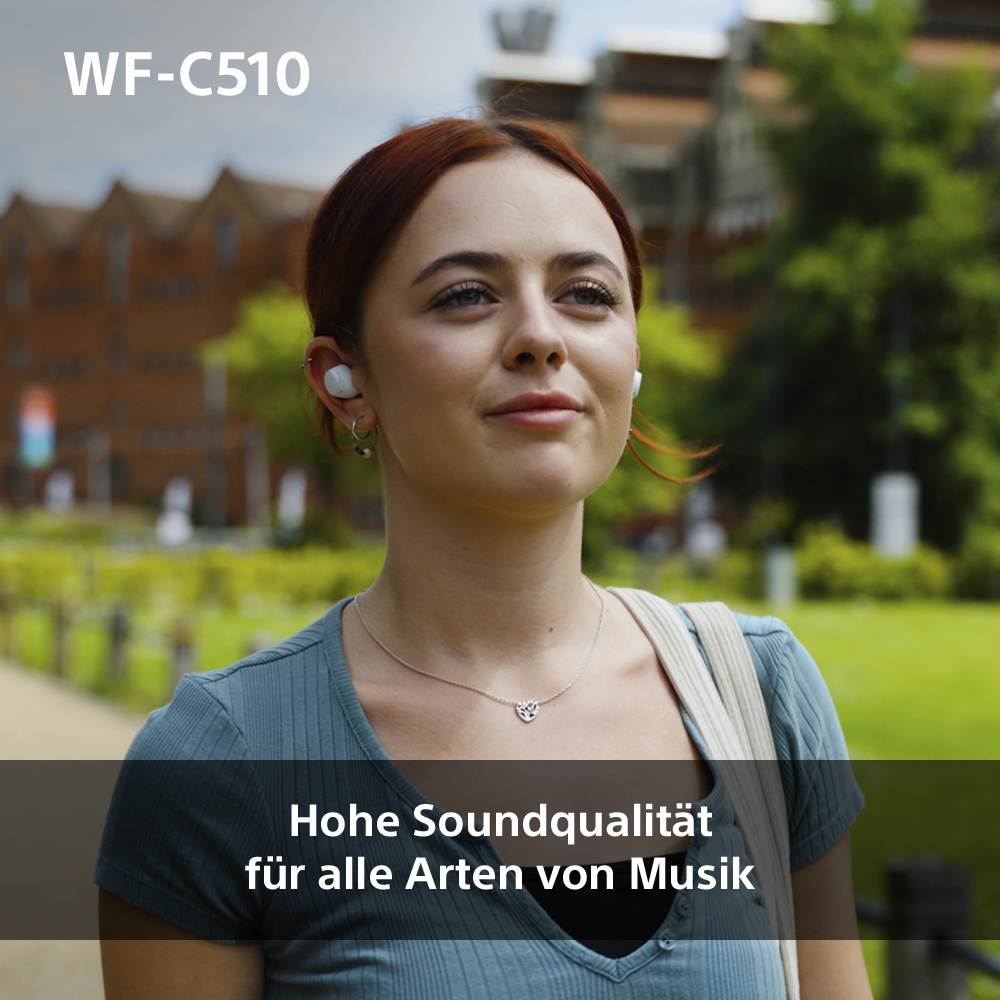 Eine Frau mit Ohrhörern, lächelnd. Die Ohrhörer sind weiß. Text: Hohe Klangqualität für alle Musikarten.