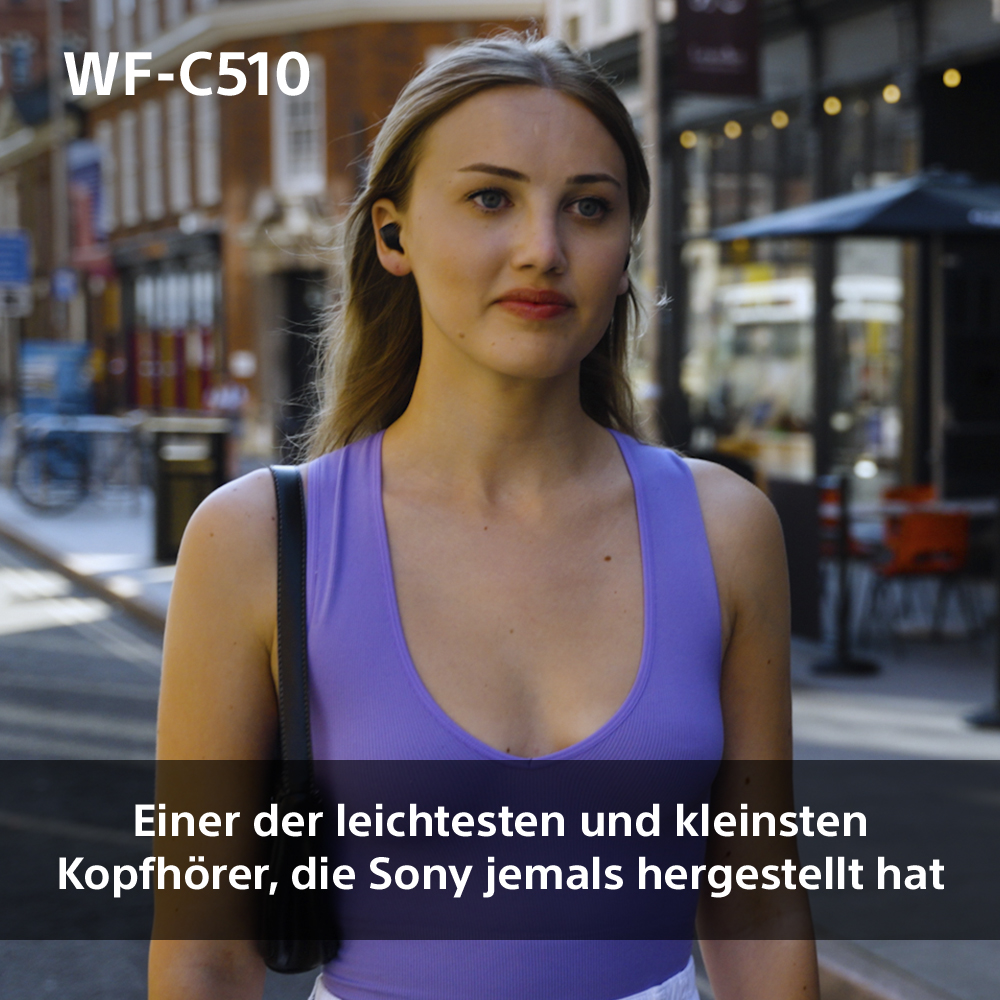 Frau mit lila Oberteil und Ohrhörern. Text beschreibt das Produkt.
