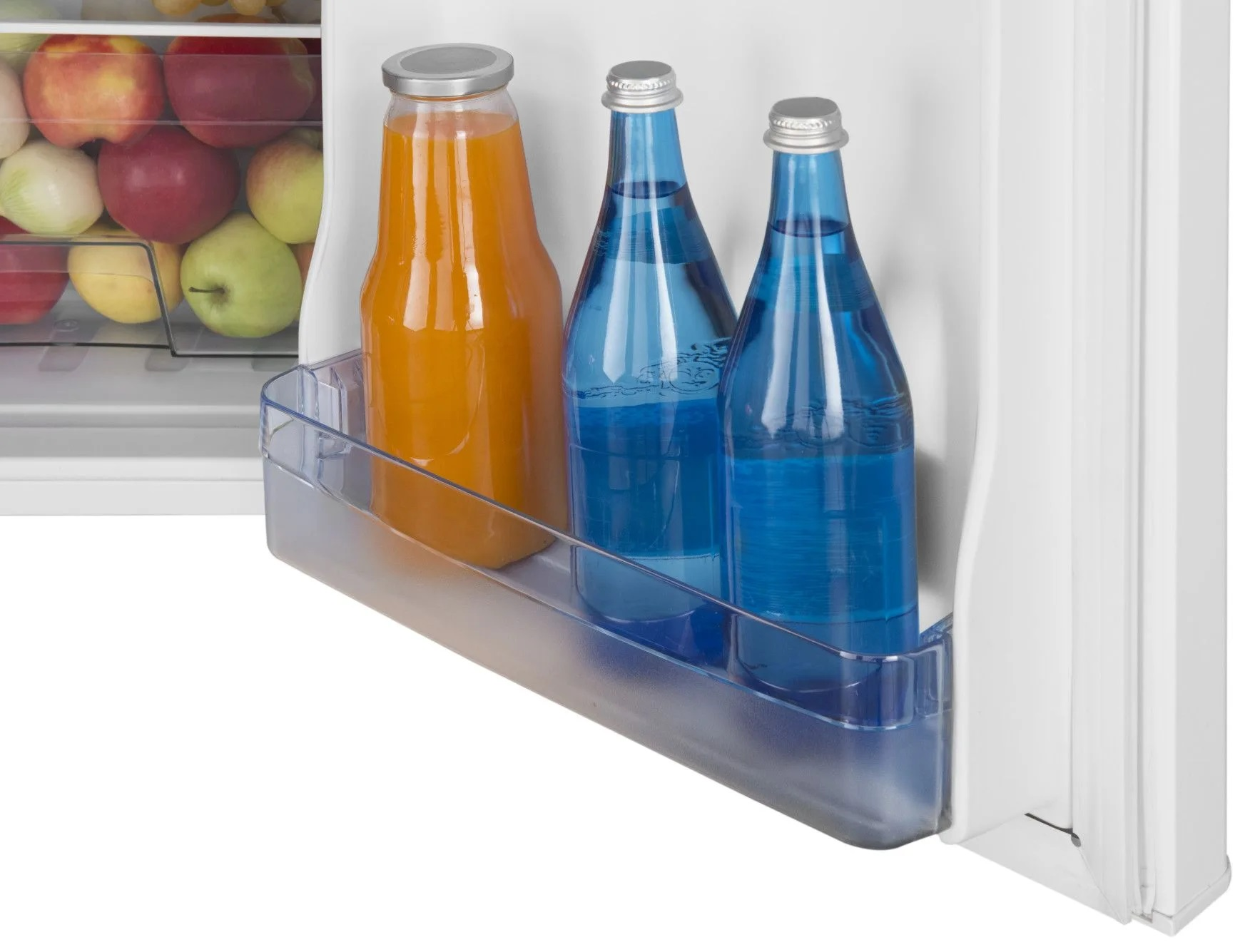 Otwarta lodówka z sokiem pomarańczowym i dwiema niebieskimi butelkami wody.