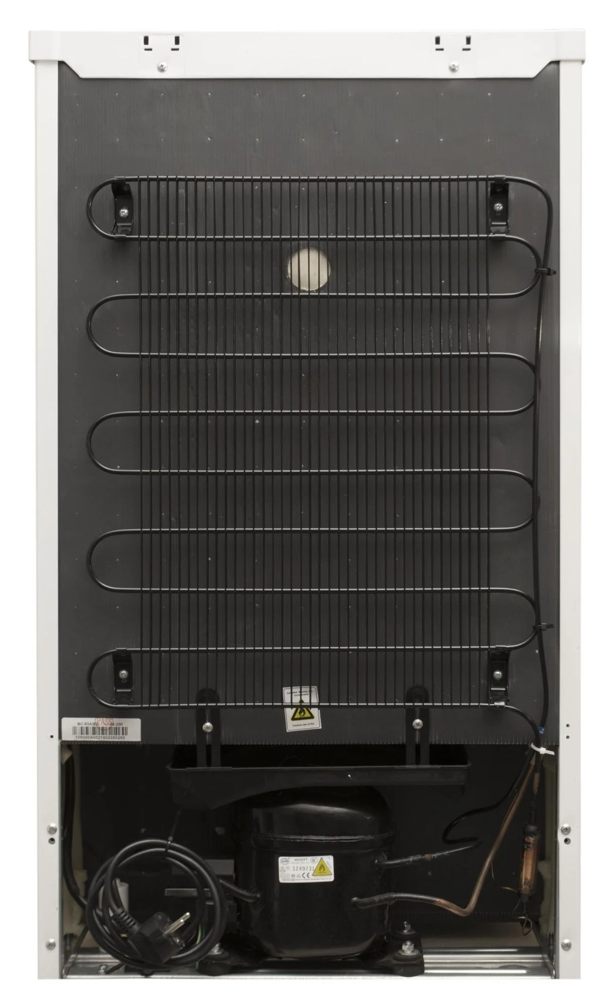 Tył białej lodówki, pokazujący elementy chłodzące na białym tle.