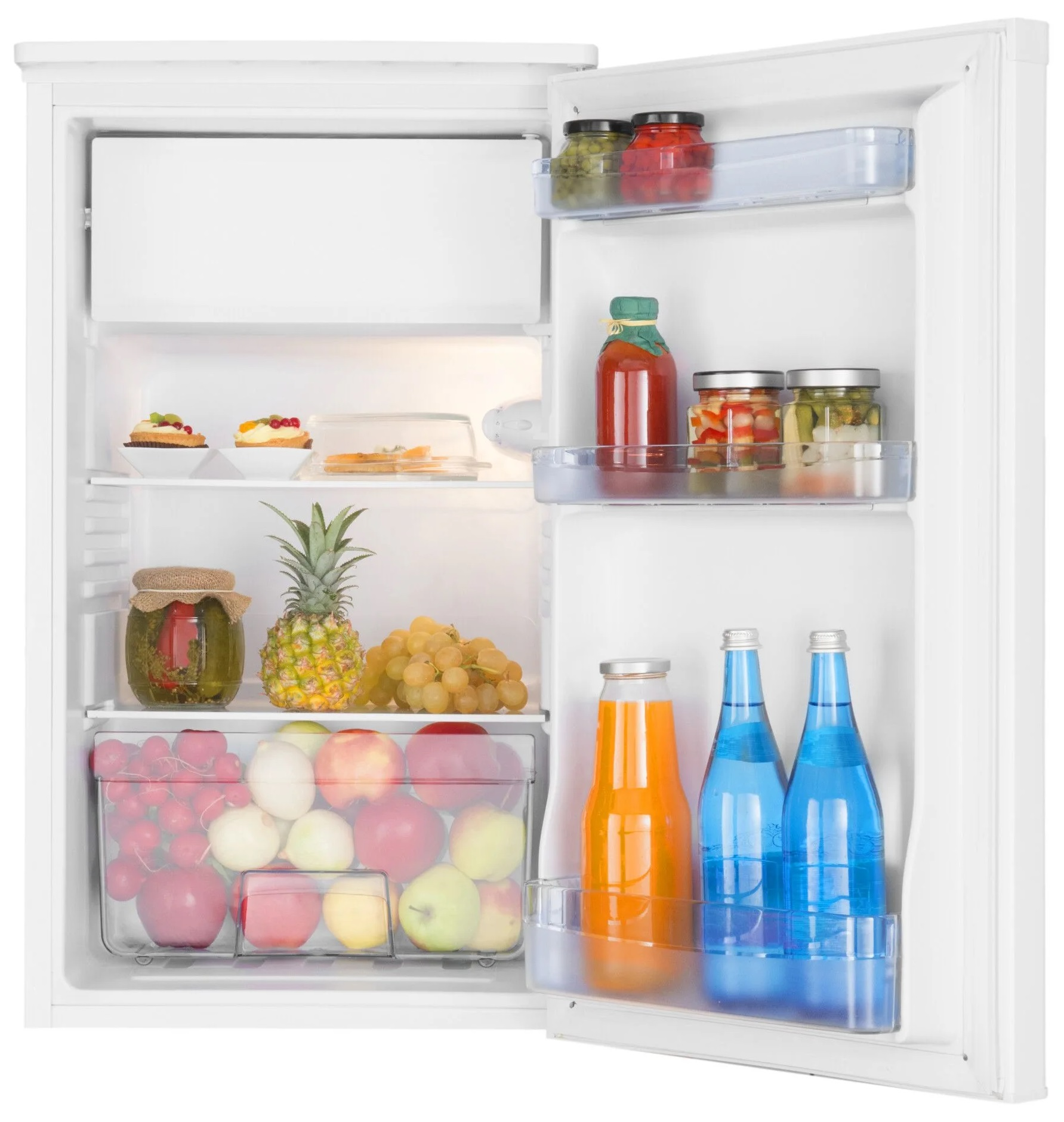 Otwarta lodówka wypełniona jedzeniem: owoce, warzywa i napoje. Słoiki i butelki.