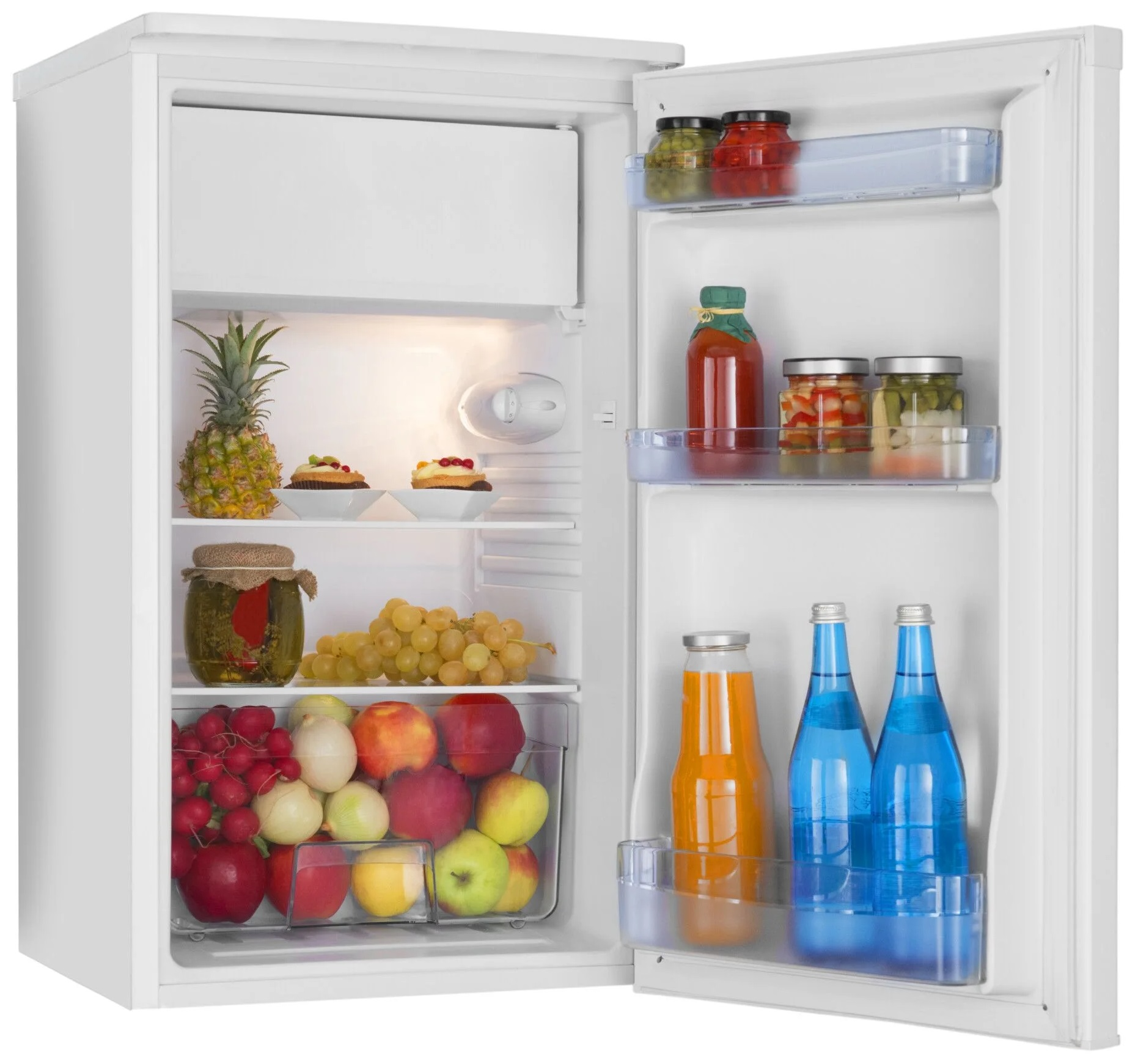 Lodówka z otwartymi drzwiami, wypełniona produktami spożywczymi, takimi jak owoce, warzywa i napoje.