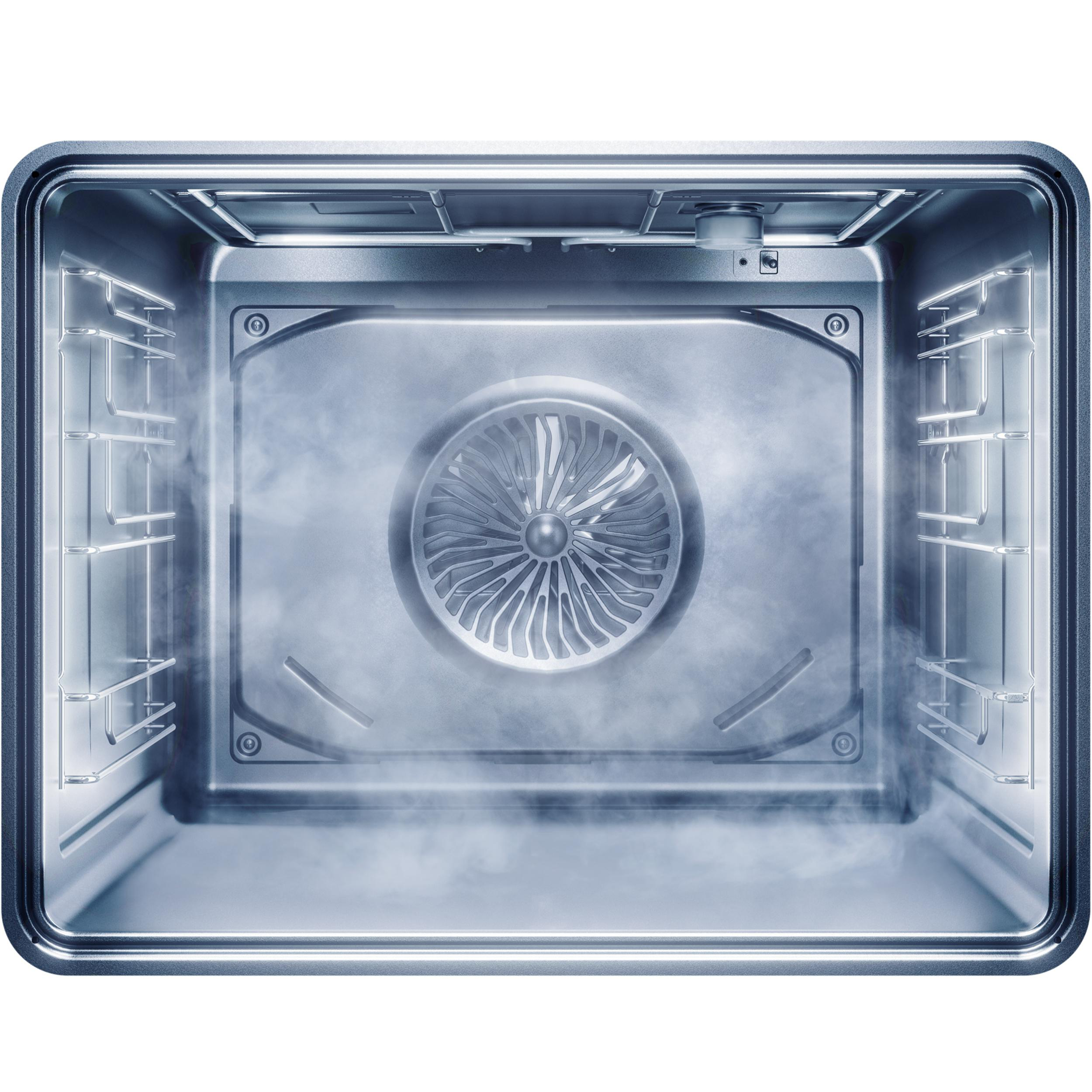 Ein leerer Backofeninnenraum mit Ventilator hinten und Dampf, der den Innenraum füllt.