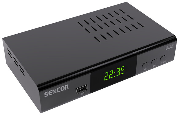 Fekete Sencor TV-vevő, a kijelző 22:35-öt mutat. USB port elöl.