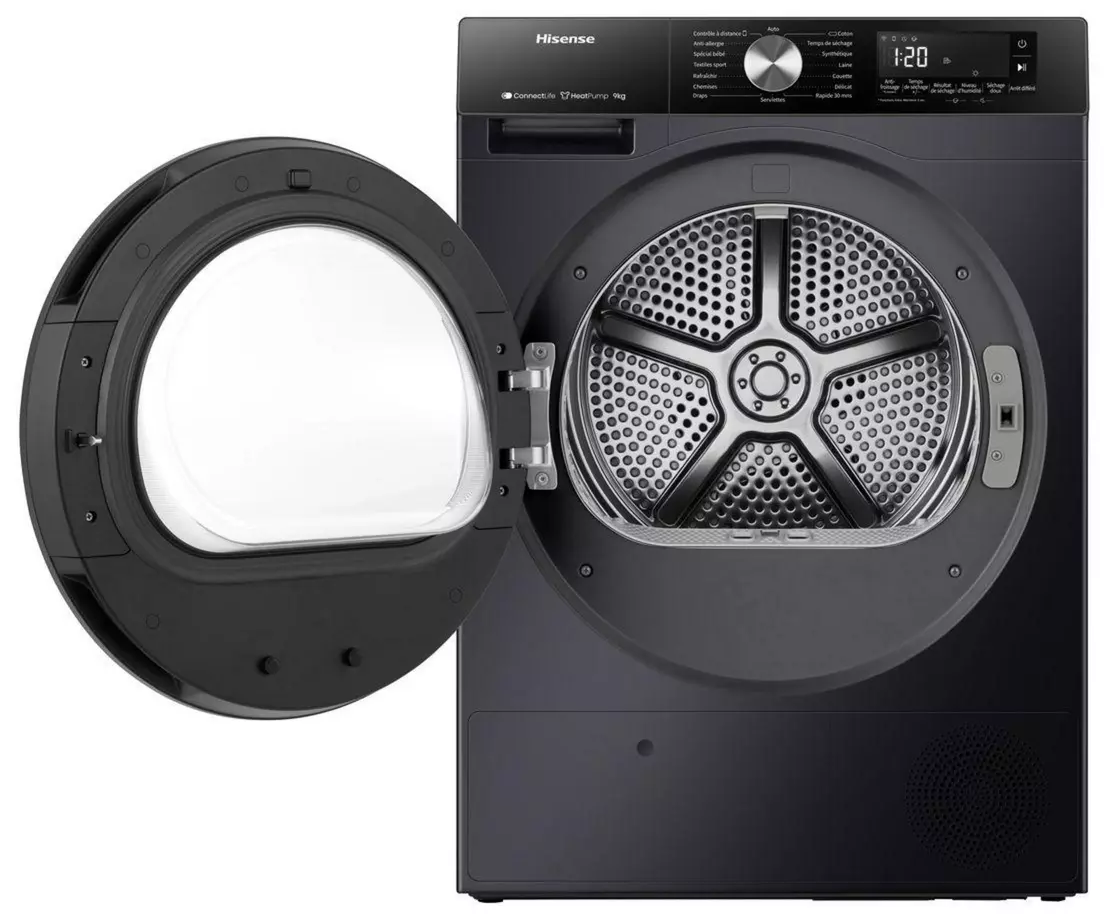 Fekete szárítógép nyitott ajtóval. Modern, Hisense logóval.