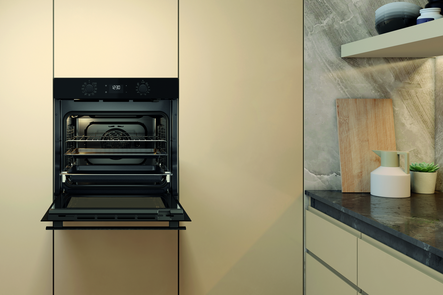 Un horno con la puerta abierta, dentro de una cocina beige con acentos de mármol.