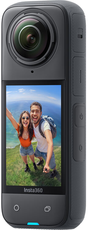 Egy Insta360 kamera egy képernyővel, amely két ember fotóját mutatja. A kamera fekete.