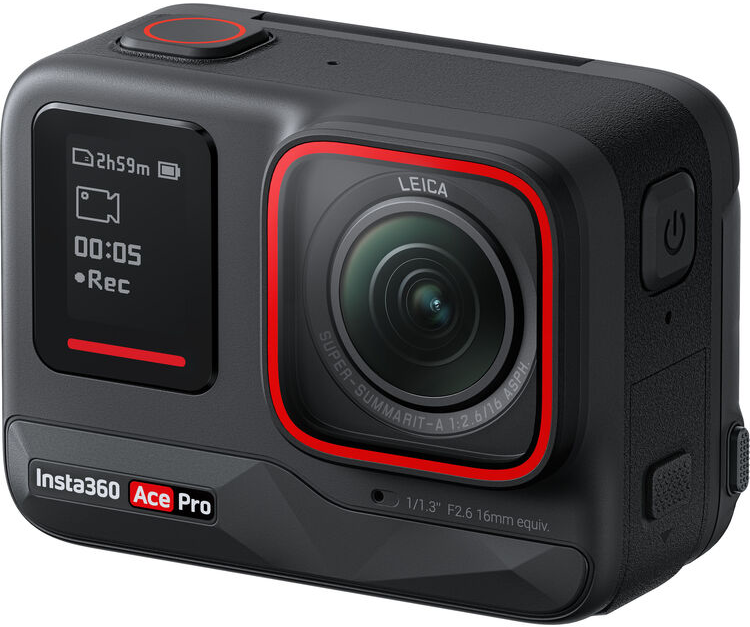 Egy fekete Insta360 Ace Pro akciókamera, piros gyűrűvel az objektív körül, képernyőt jelenít meg.
