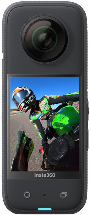 Insta360 kamera motorversenyzőt mutat pályán, kék égbolttal.